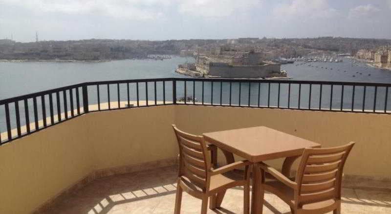 Grand Harbour Hotel, Terrace