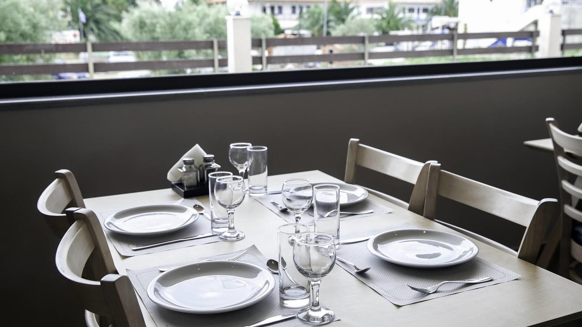 Simeon Hotel, Restaurant