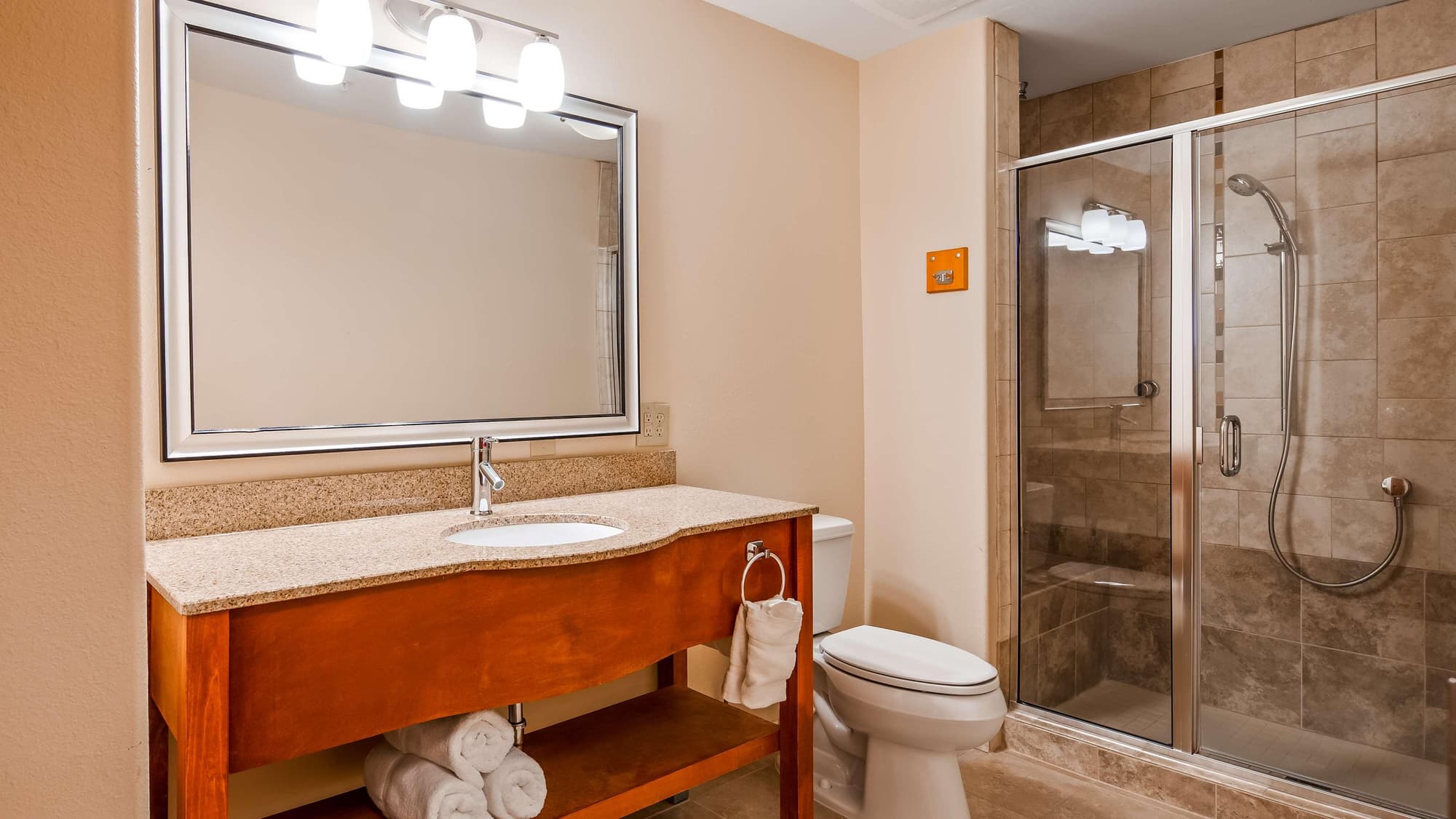 Best Western Plus Rose City Conference Center Inn, Room