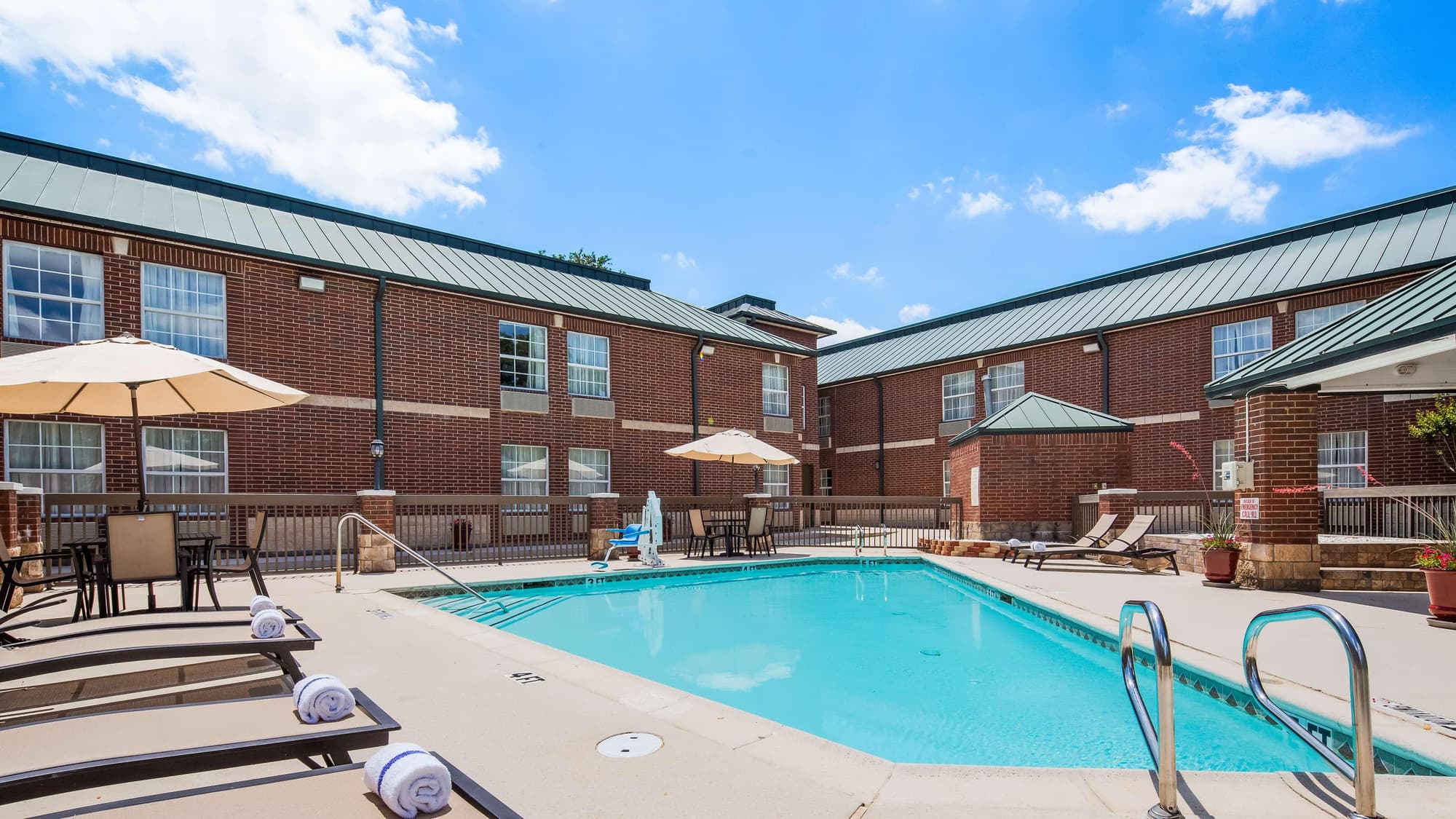 Best Western Plus Addison/Dallas Hotel, Pool