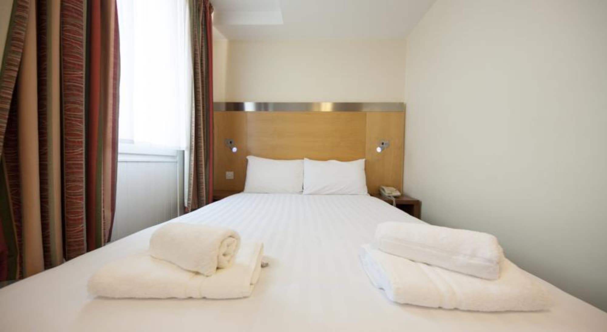 The Maiden Oval, Room