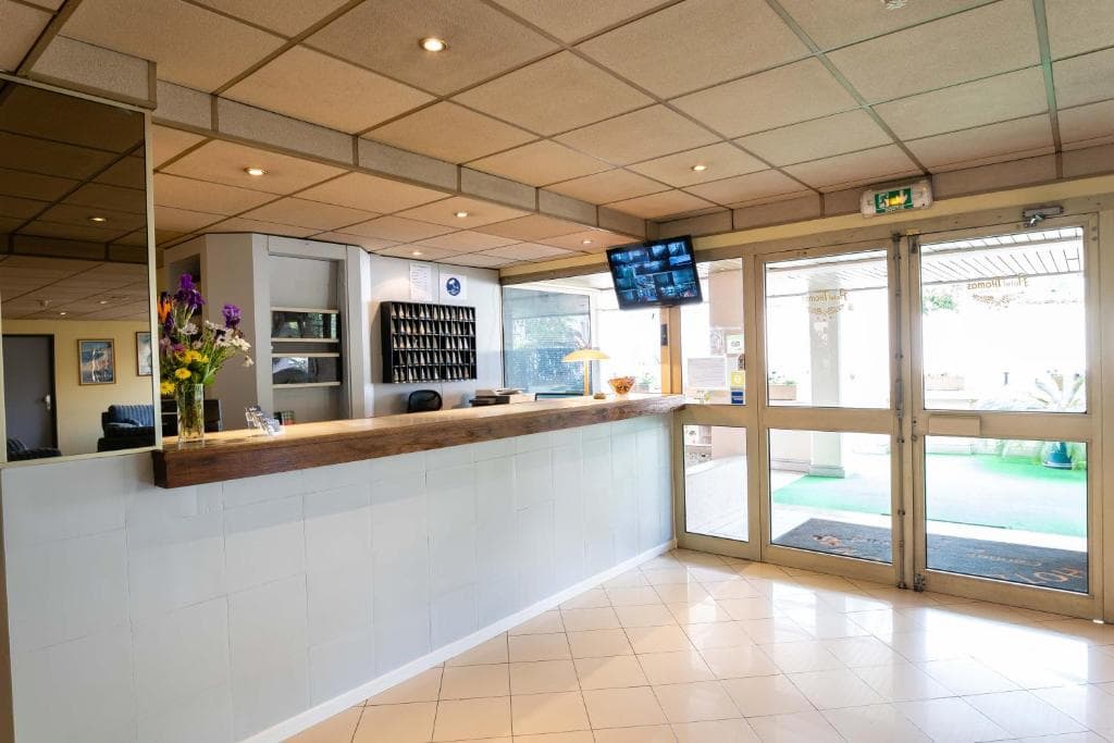 Adonis Cannes, Lobby