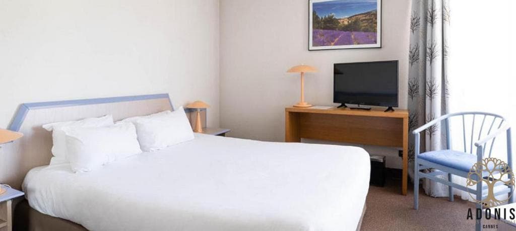 Adonis Cannes, Room