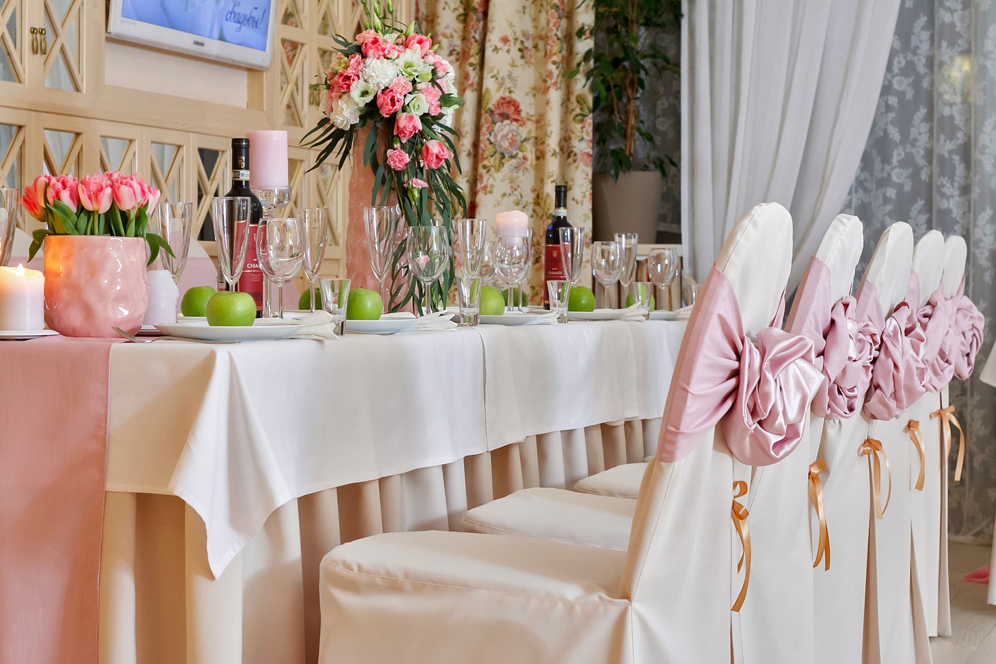 Red Stars Hotel, Restaurant