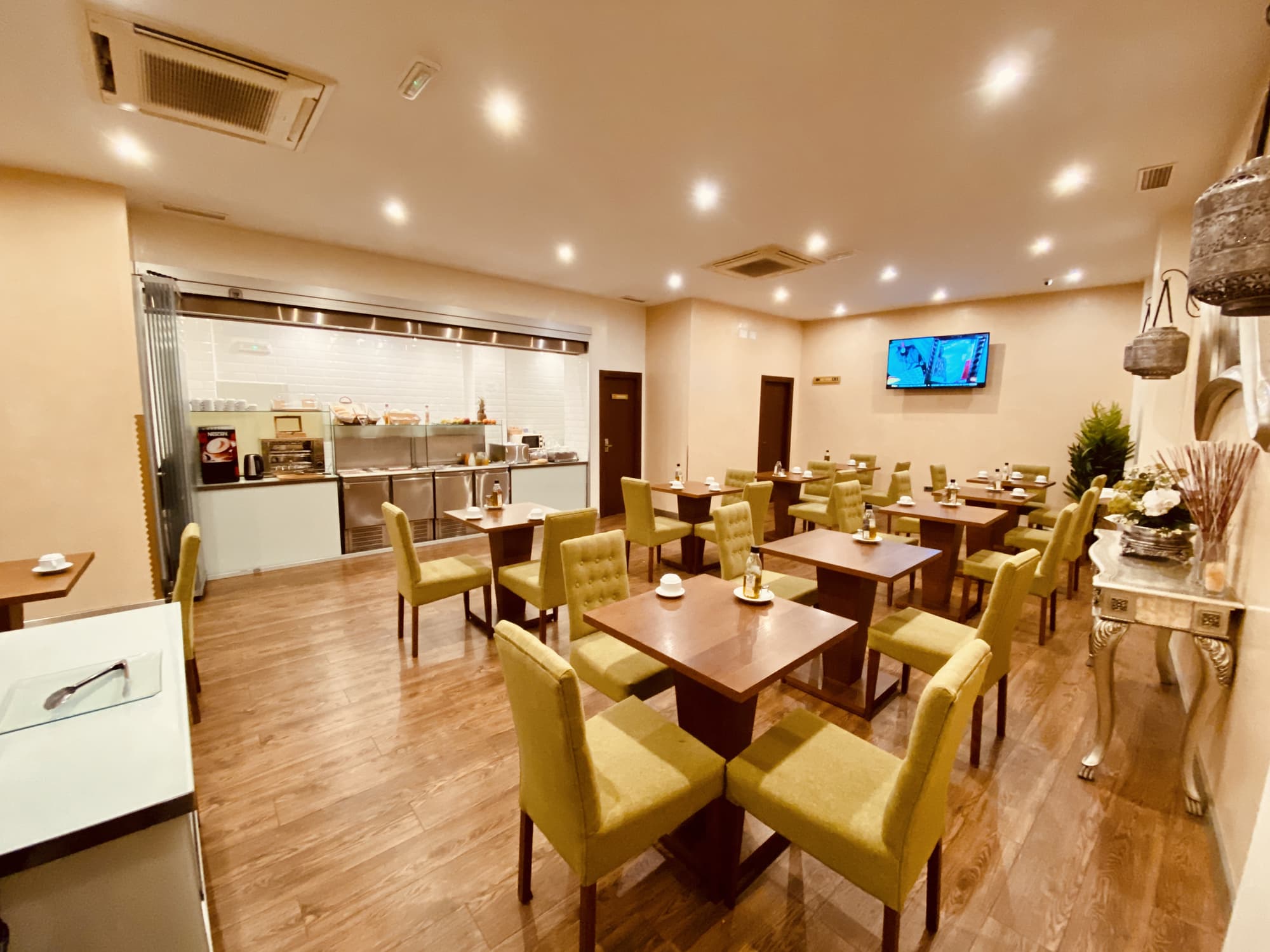 Palace Sevilla, Restaurant