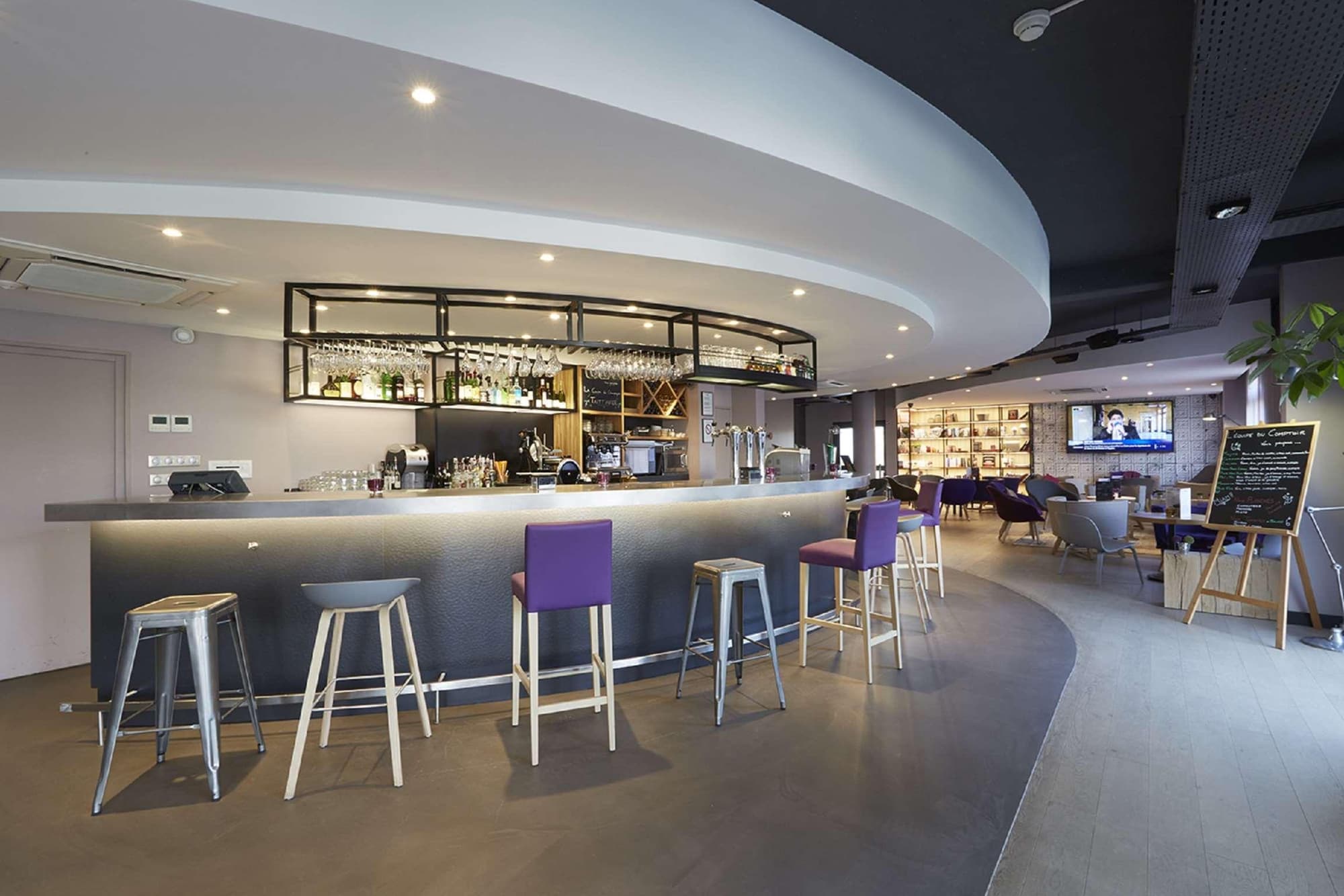 Kyriad Le Blanc-Mesnil, Bar