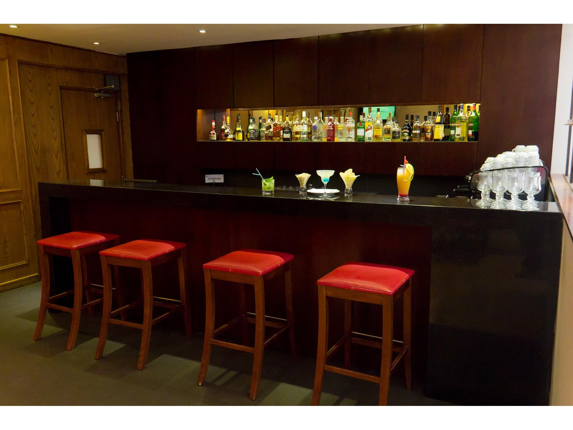 Director Vitacura, Bar