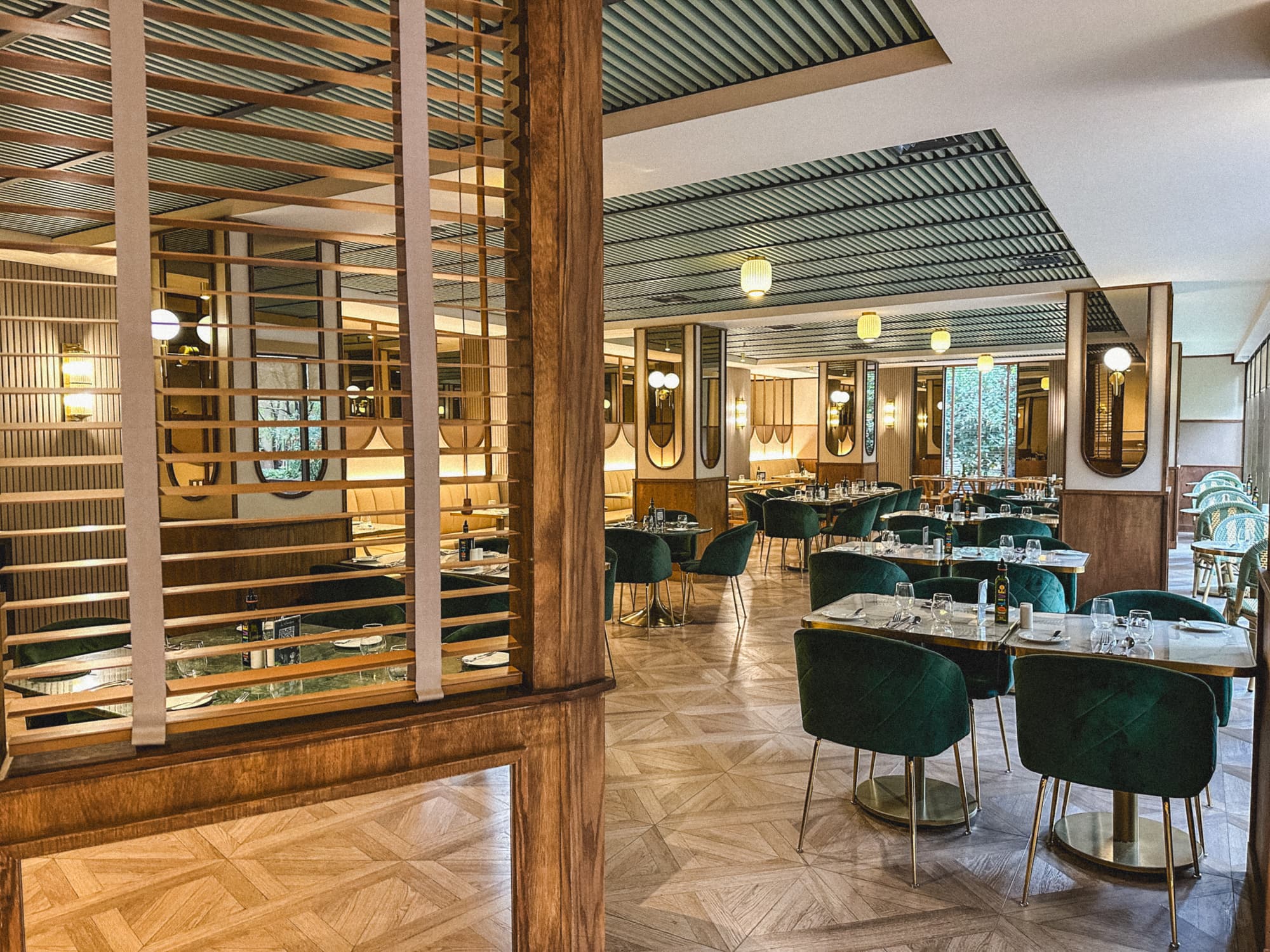 Director Vitacura, Restaurant