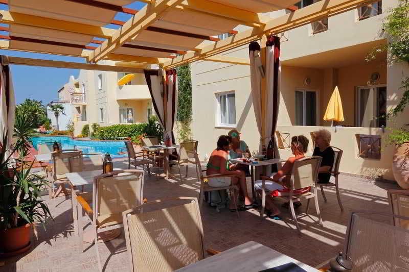 Lambrinos Suites, Bar