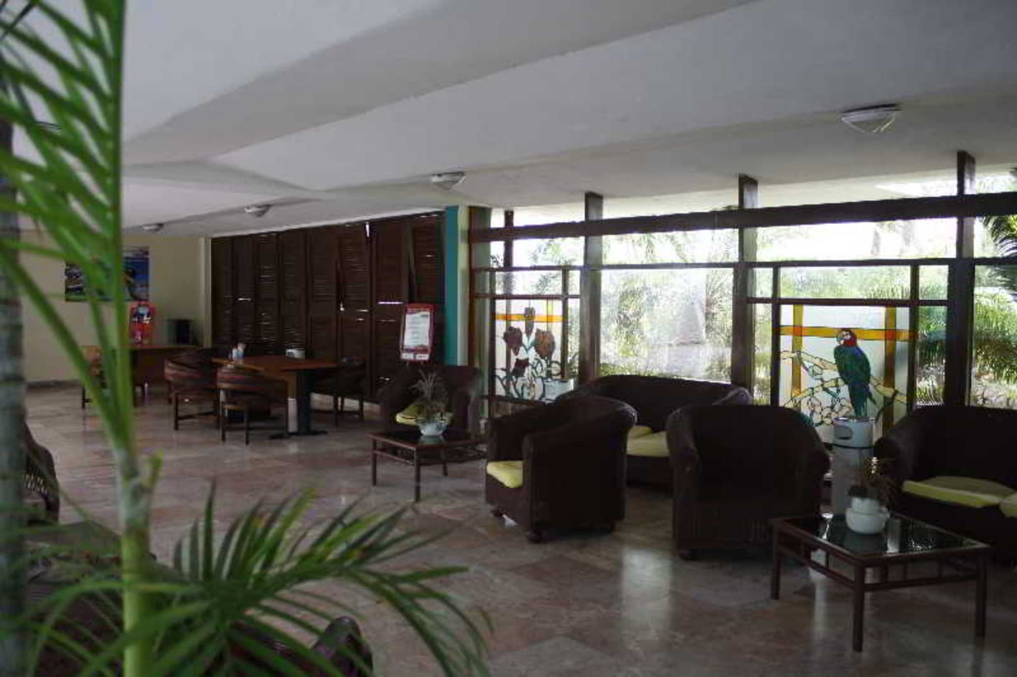 Mar del Sur, Lobby