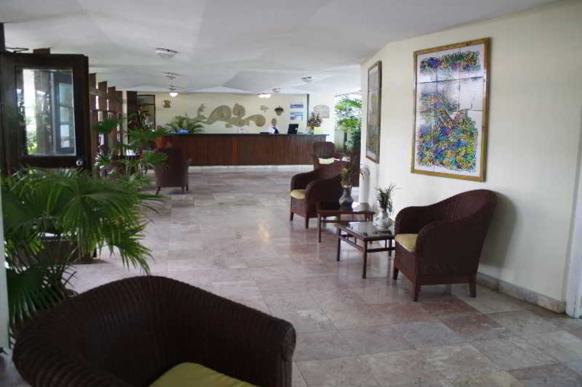 Mar del Sur, Lobby