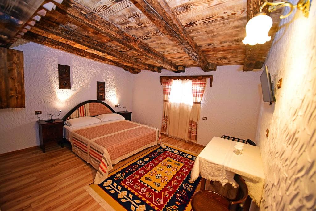 Tradita Gege & Toske, Room