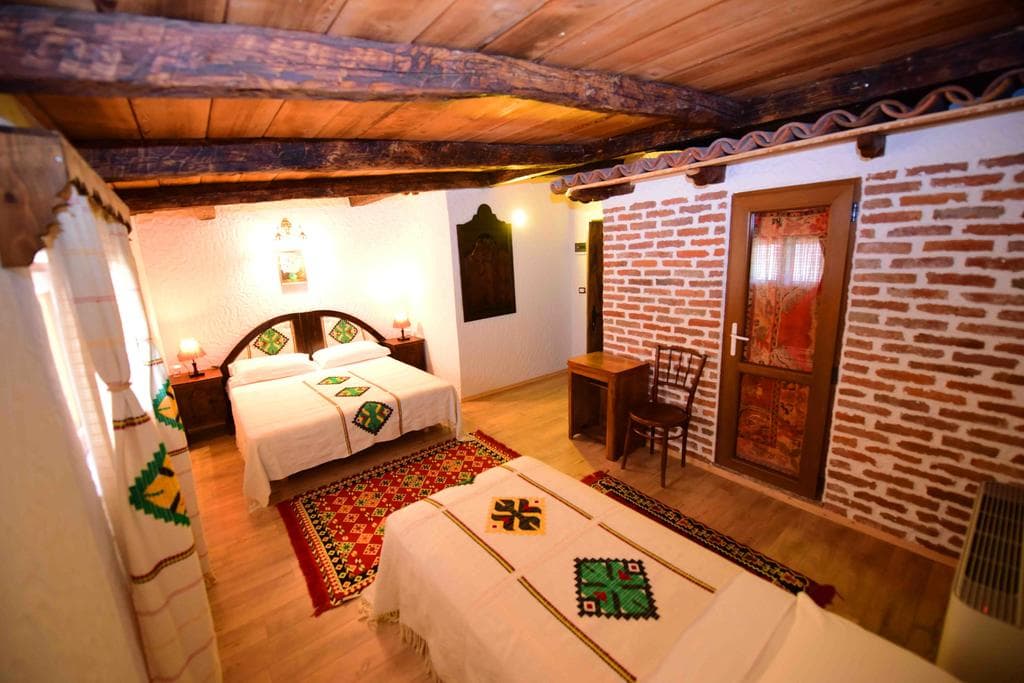 Tradita Gege & Toske, Room