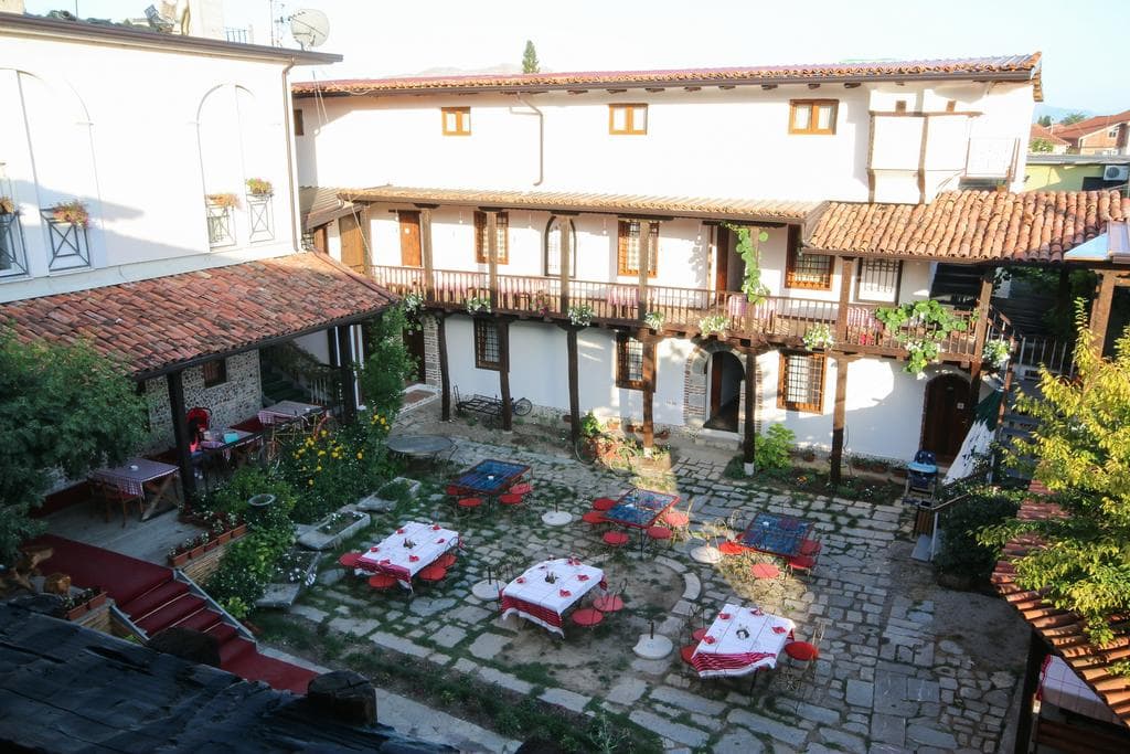 Tradita Gege & Toske, Terrace