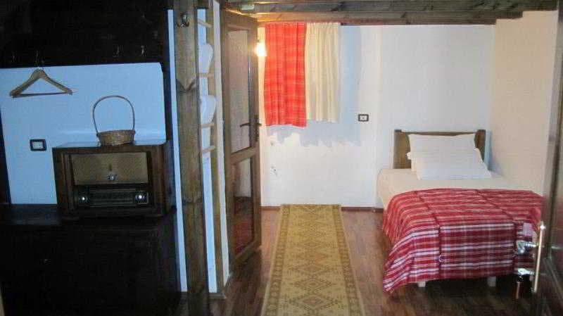 Tradita Gege & Toske, Room