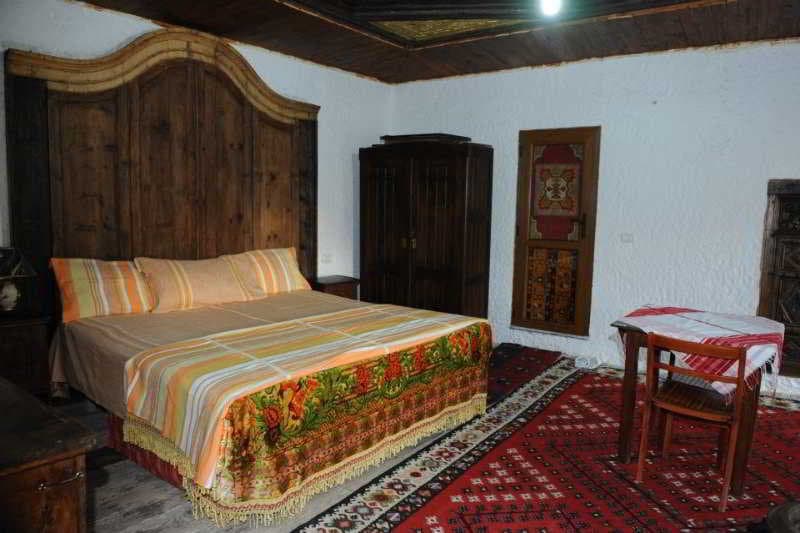 Tradita Gege & Toske, Room