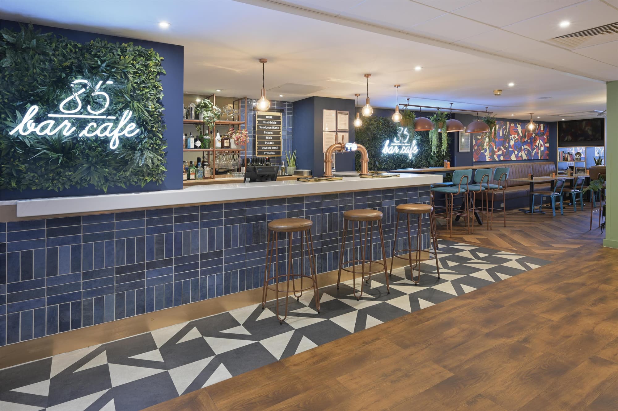 Travelodge Feltham, Bar