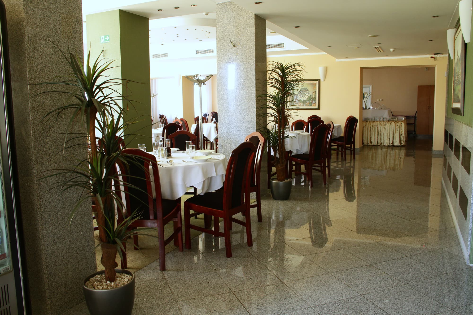 Elegance, Restaurant
