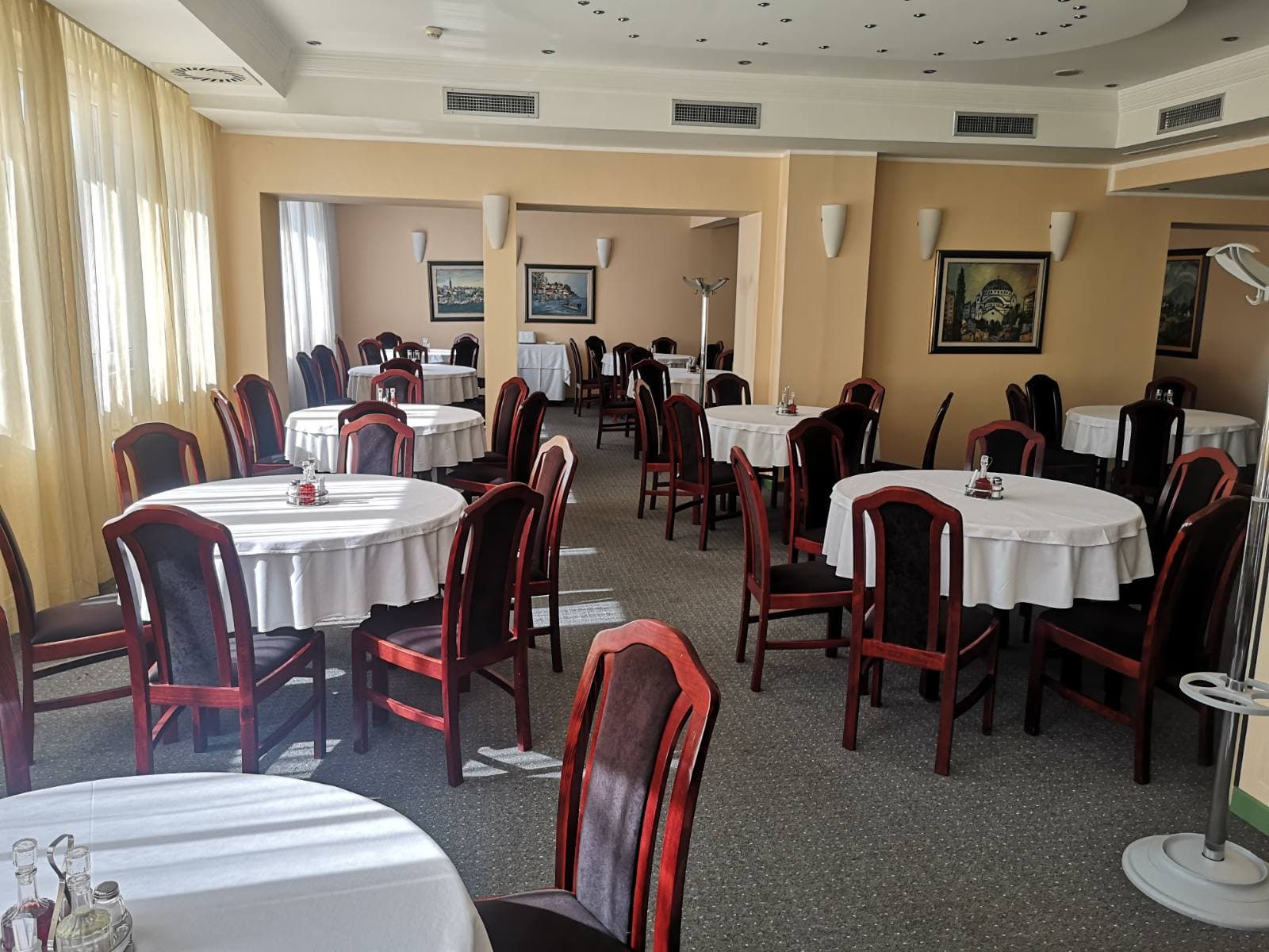 Elegance, Restaurant