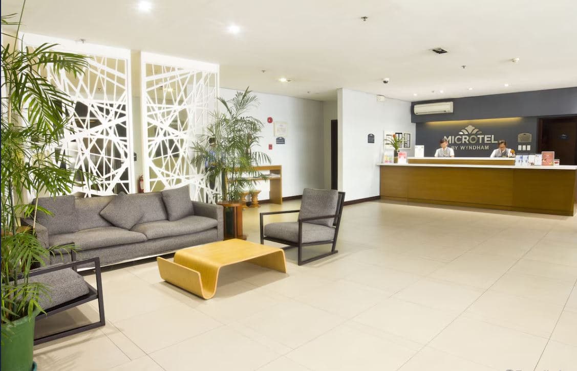 Microtel By Wyndham Acropolis, Lobby