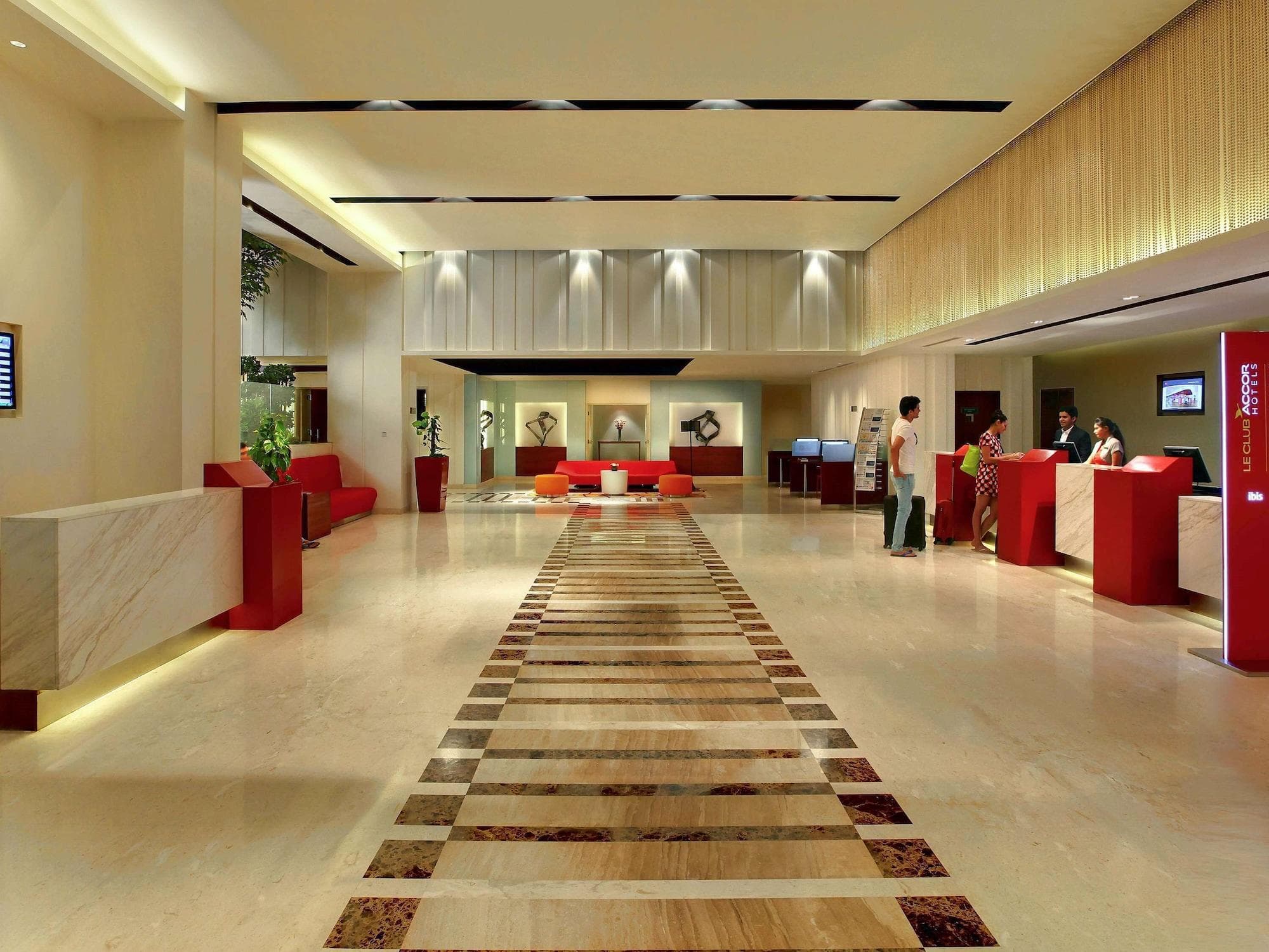 ibis New Delhi Aerocity, Lobby