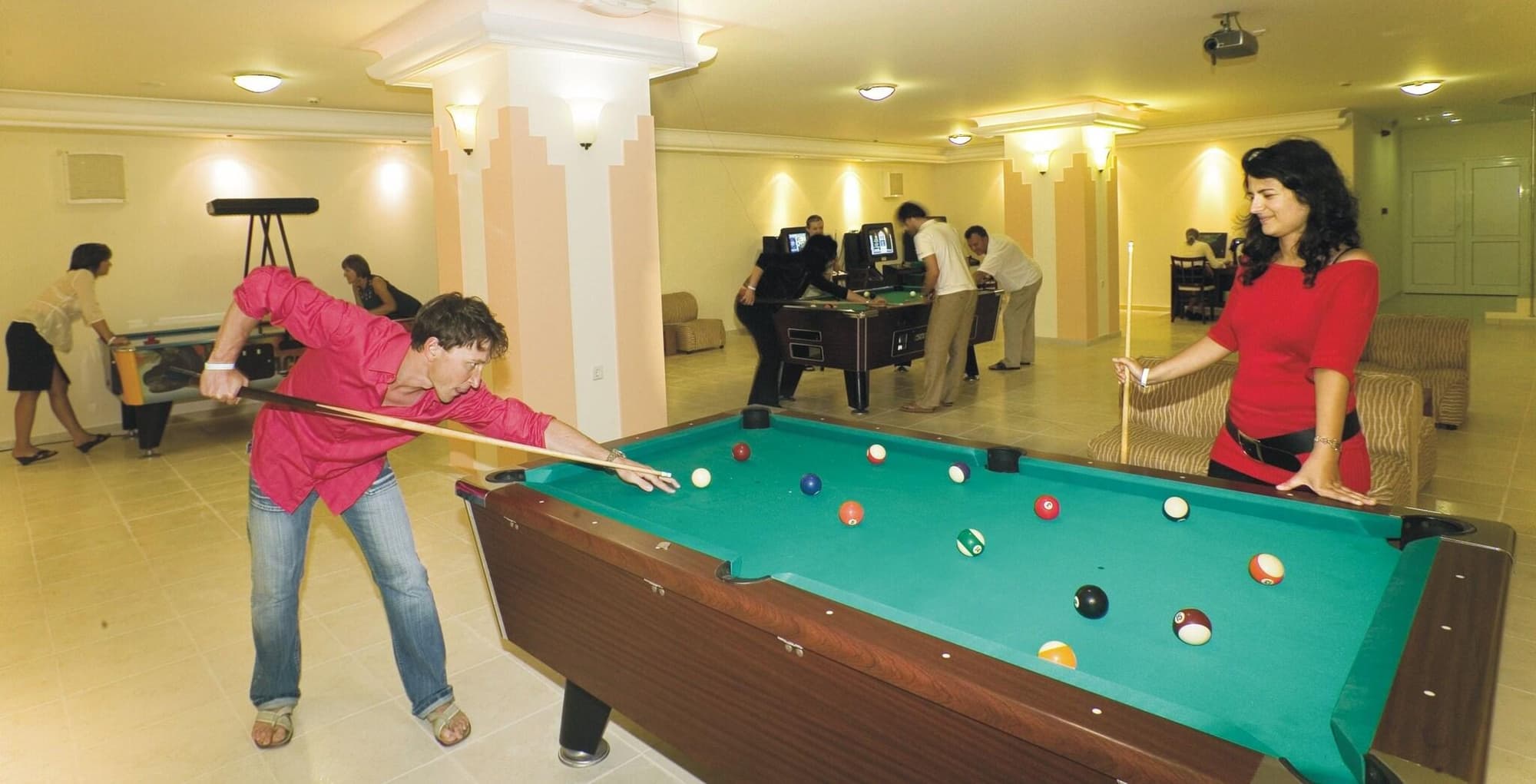 Sirene beach, Sports and Entertainment