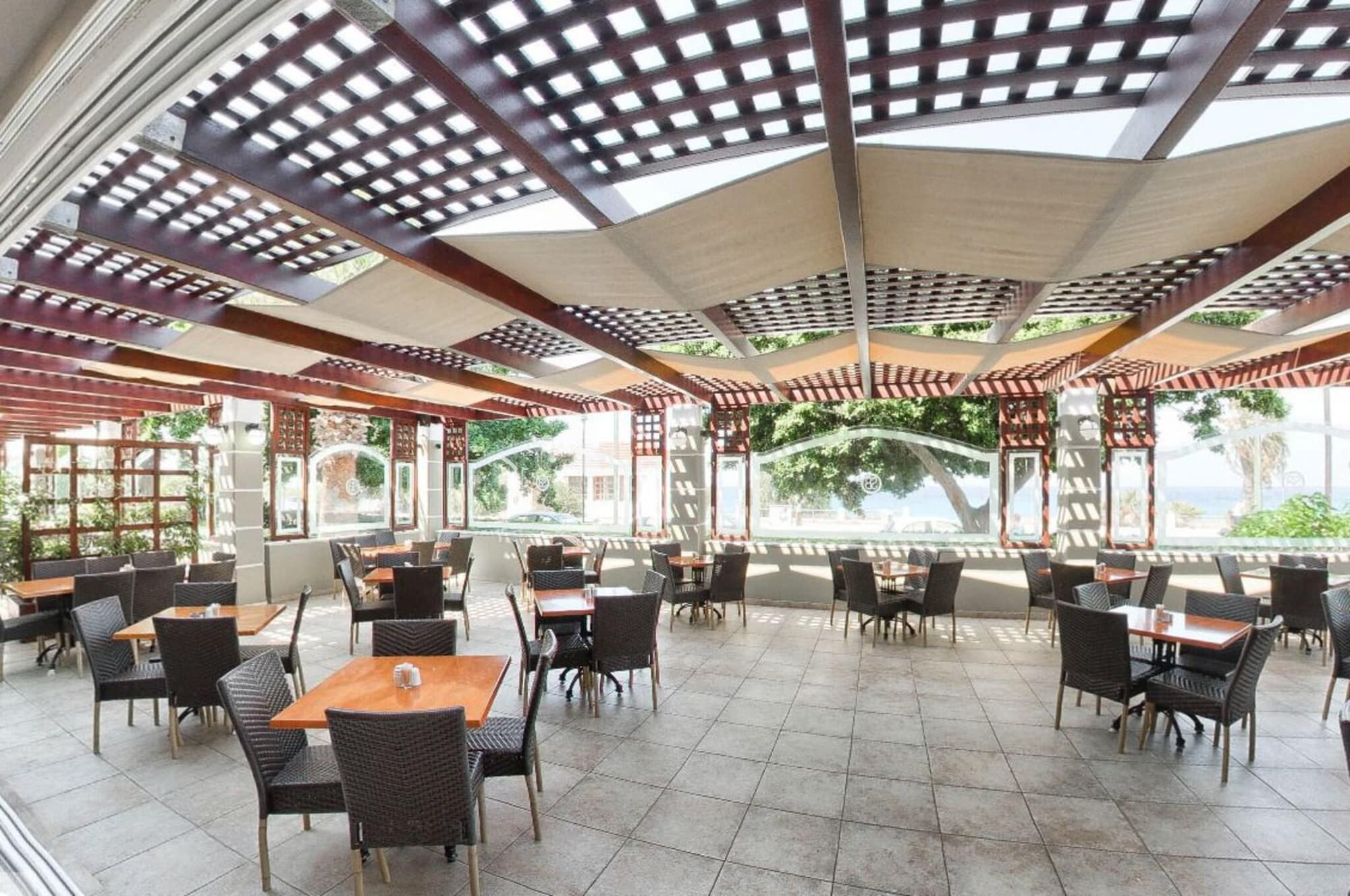 Sirene beach, Restaurant