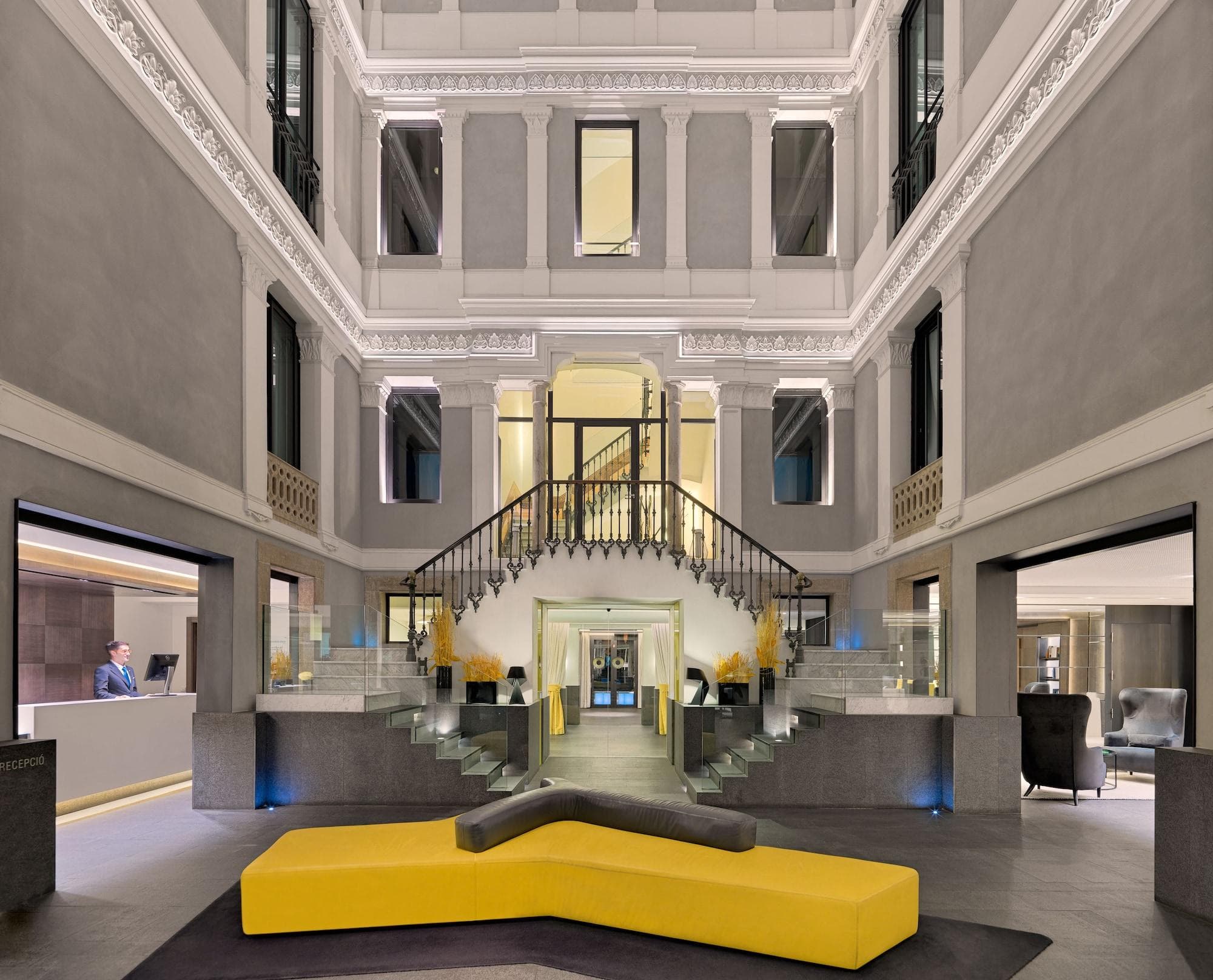 H10 Urquinaona Plaza, Lobby