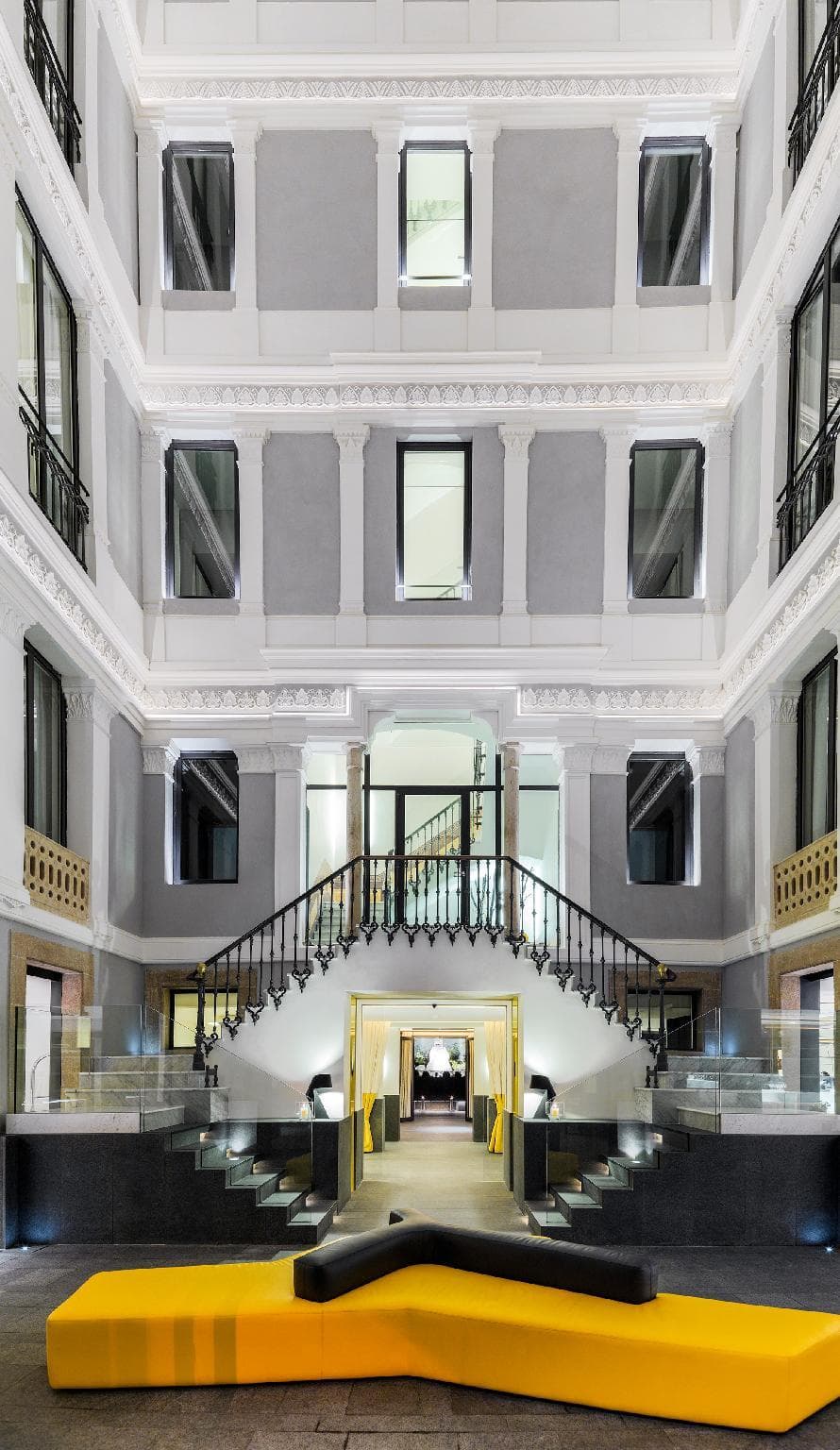 H10 Urquinaona Plaza, Lobby