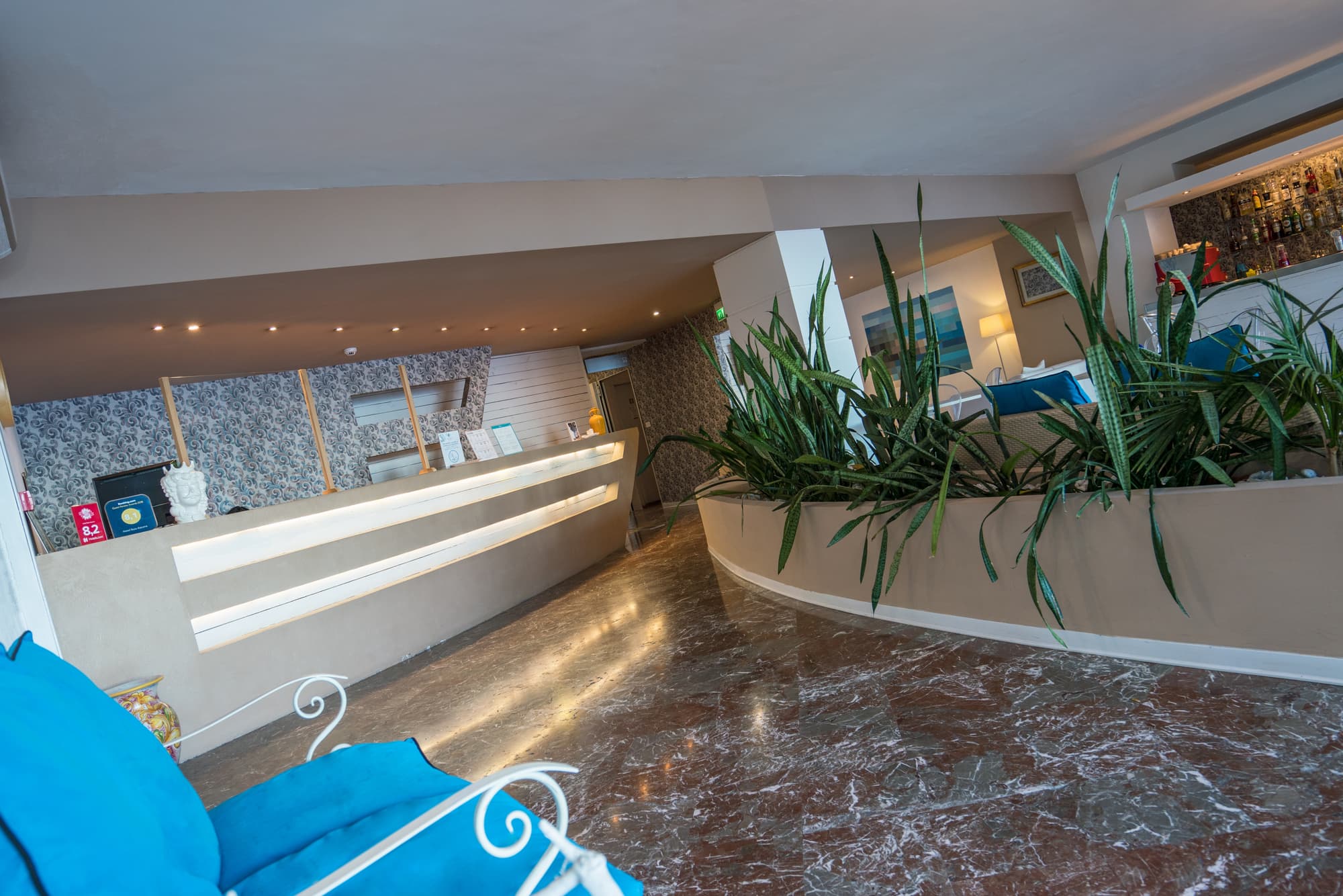 Baia Azzurra, Lobby