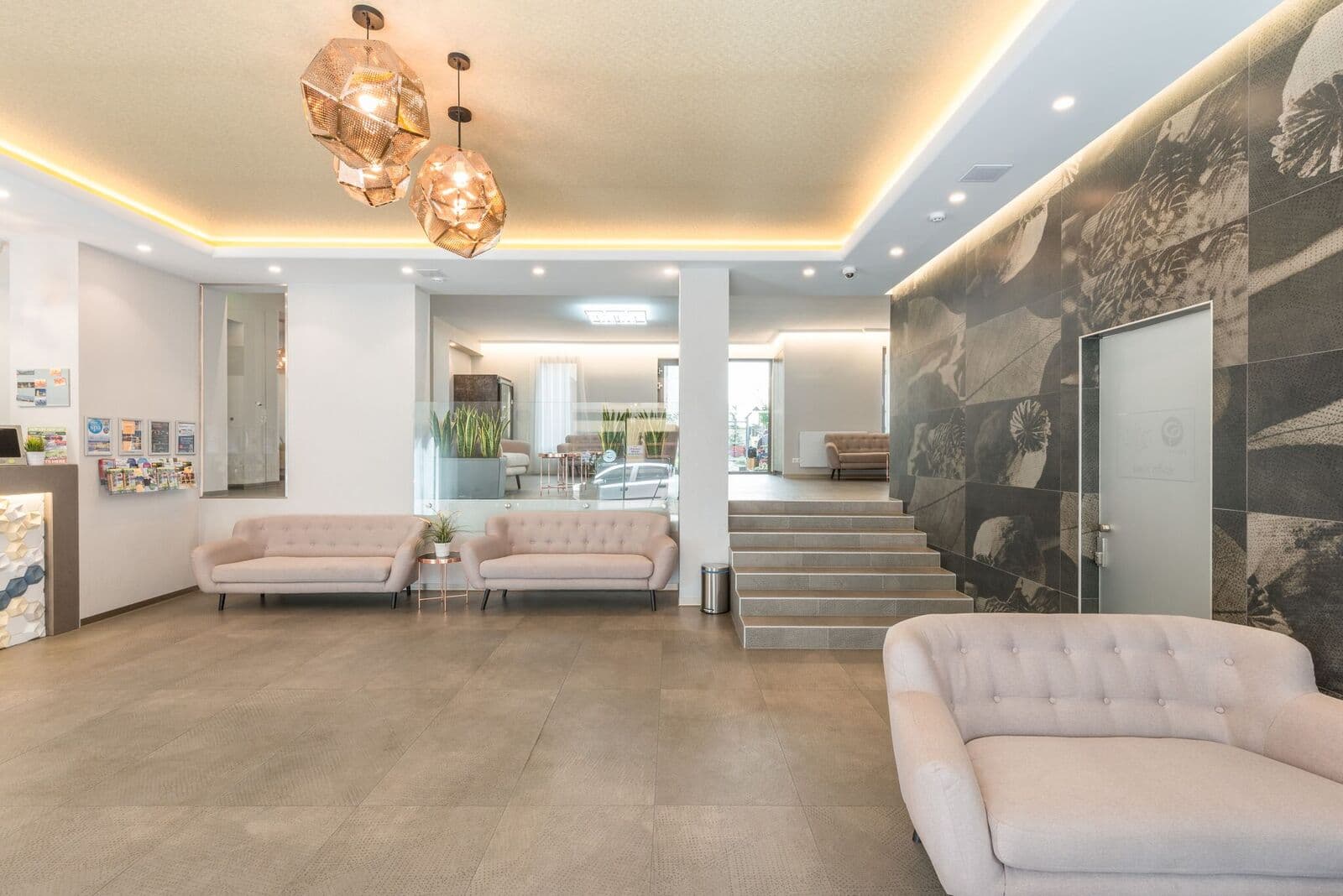 Corvin Plaza Apartments & Suites, Lobby