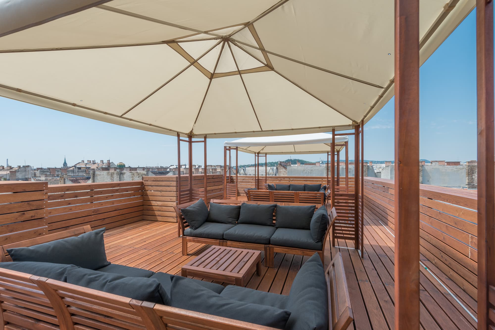 Corvin Plaza Apartments & Suites, Terrace