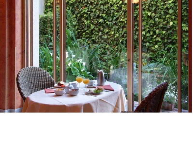 Flanders Hotel, General view