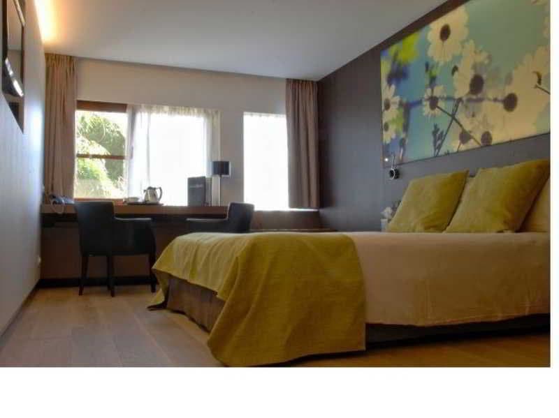 Flanders Hotel, Room