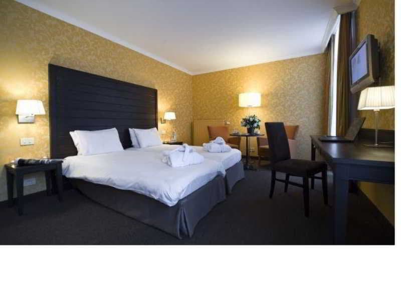 Flanders Hotel, Room