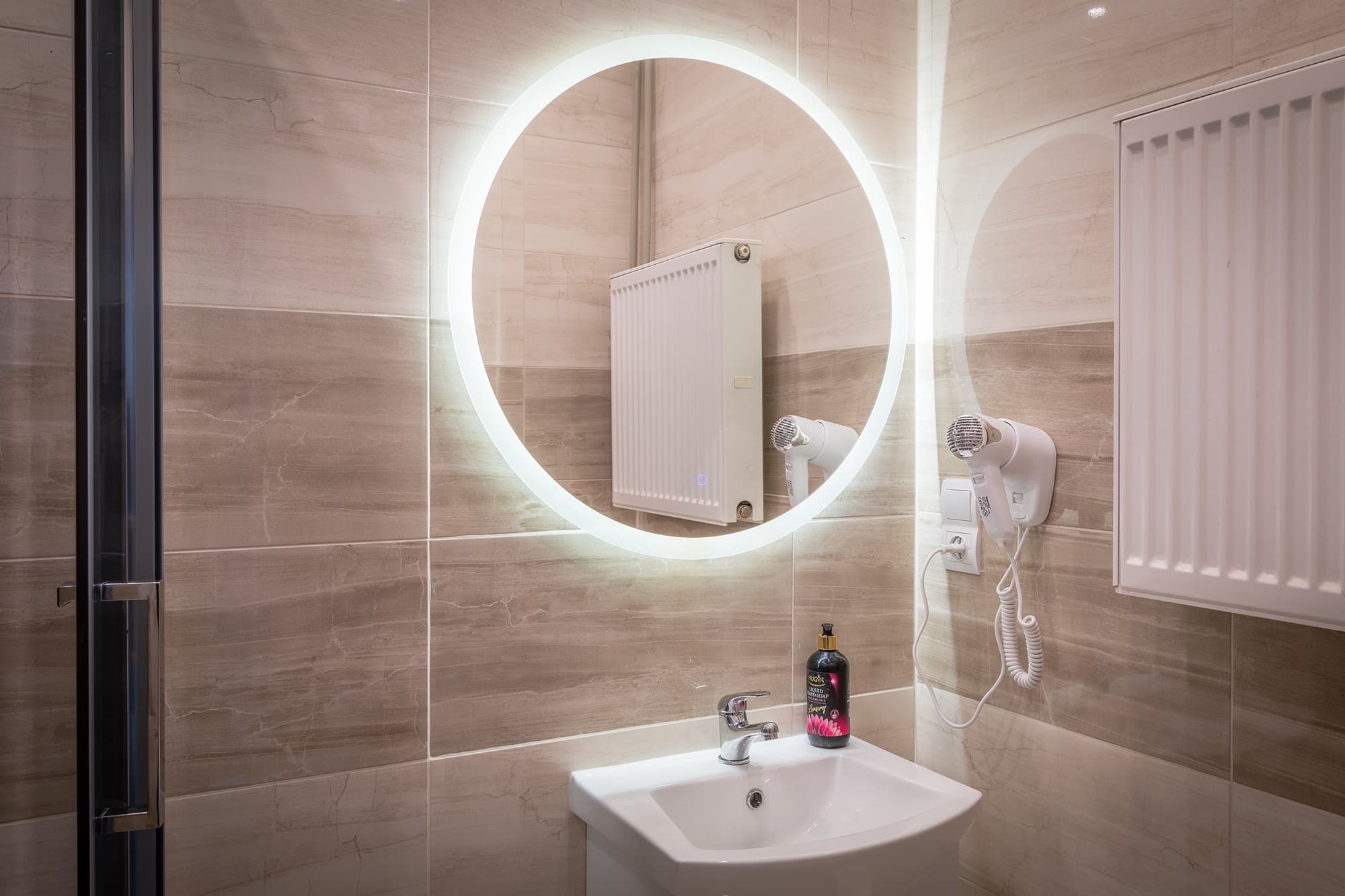 Queen Apartments, General view