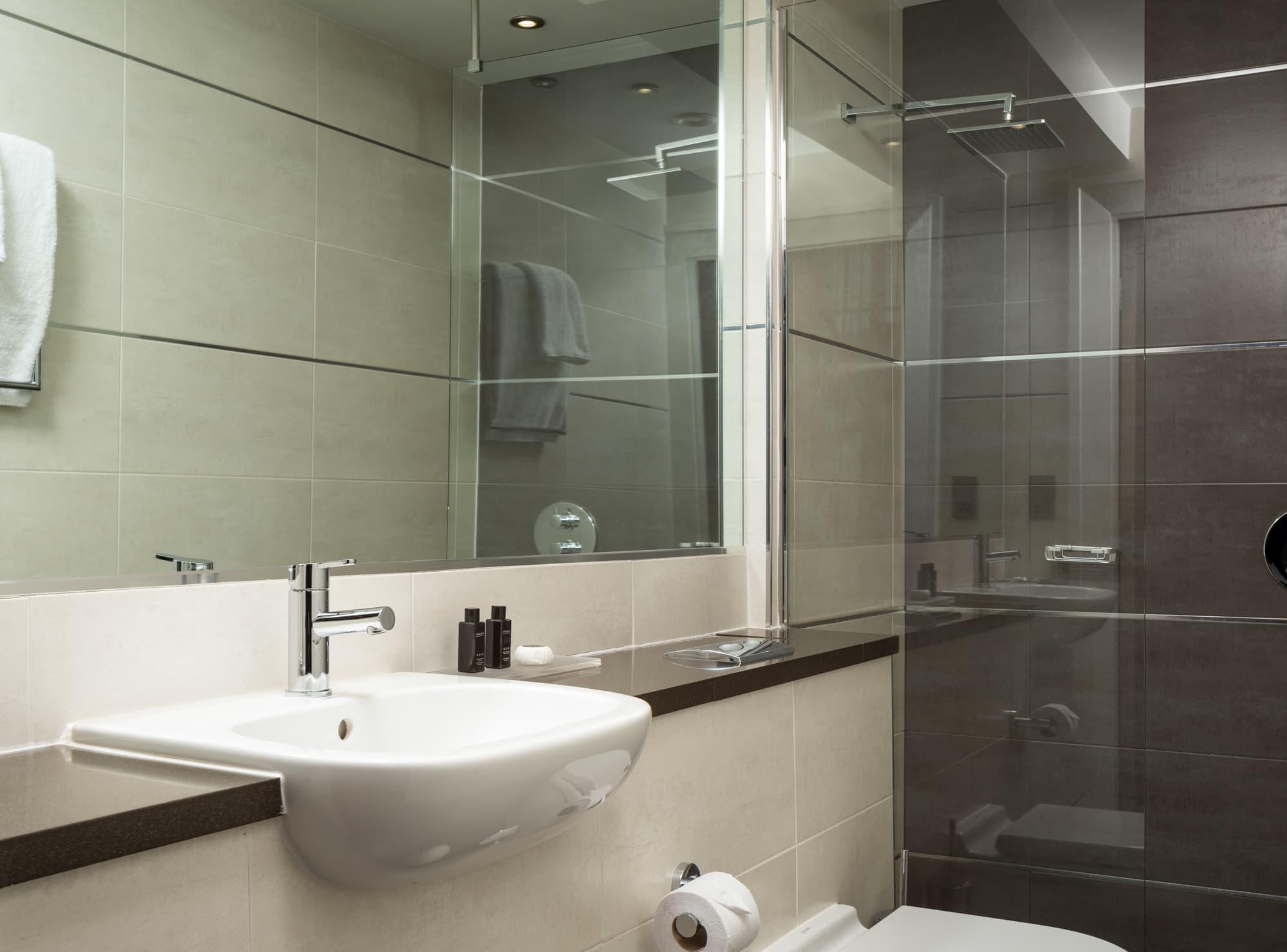 Roomzzz Newcastle City, Room