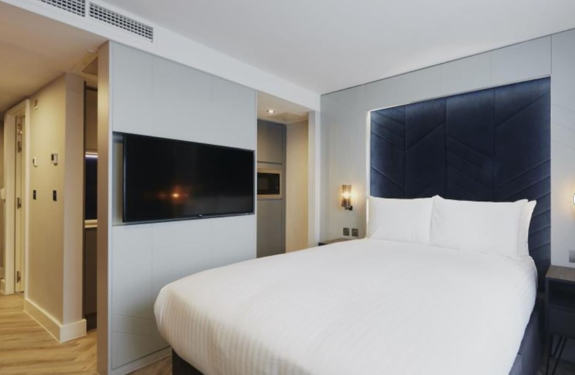 Roomzzz Newcastle City, Room