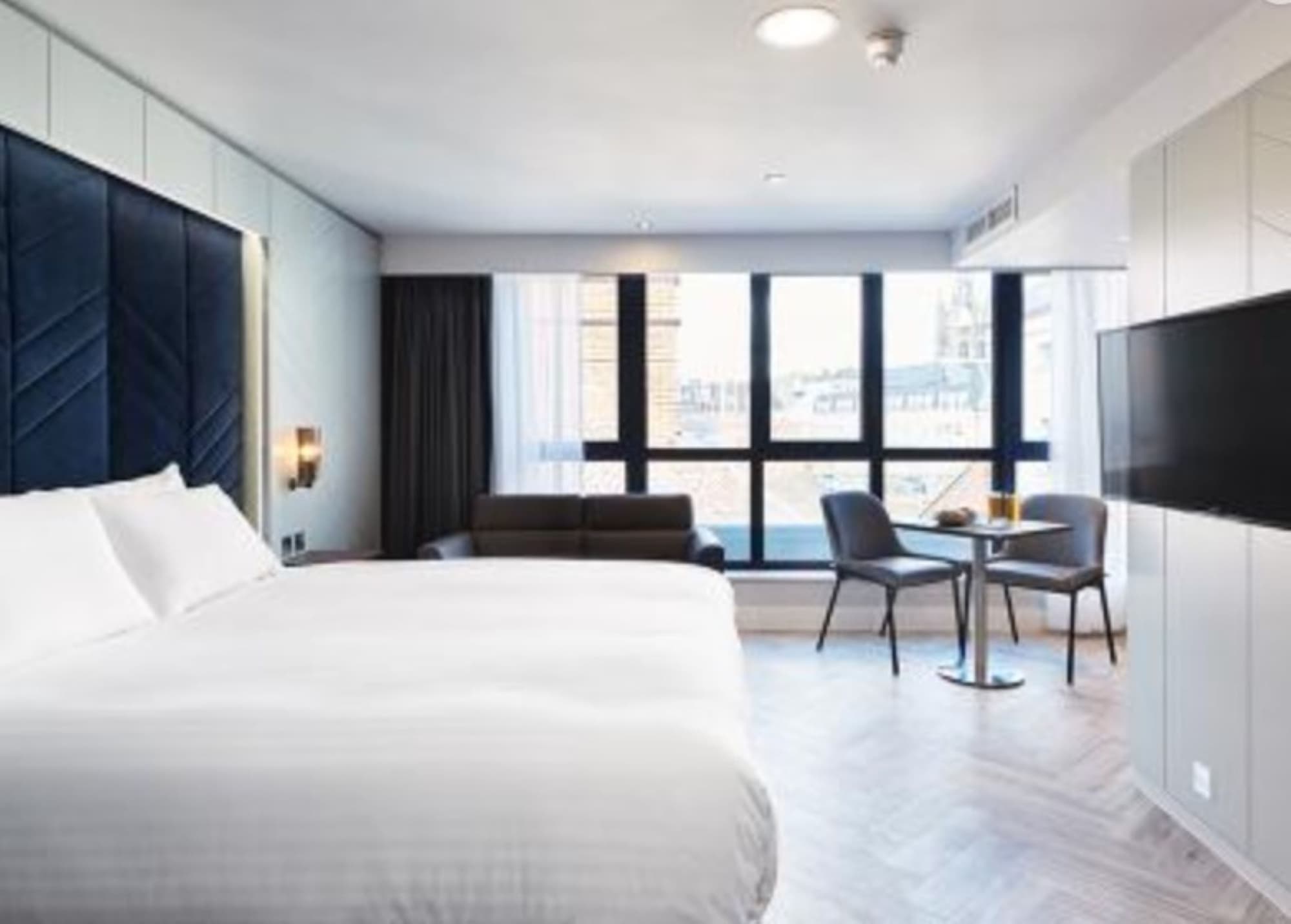 Roomzzz Newcastle City, Room