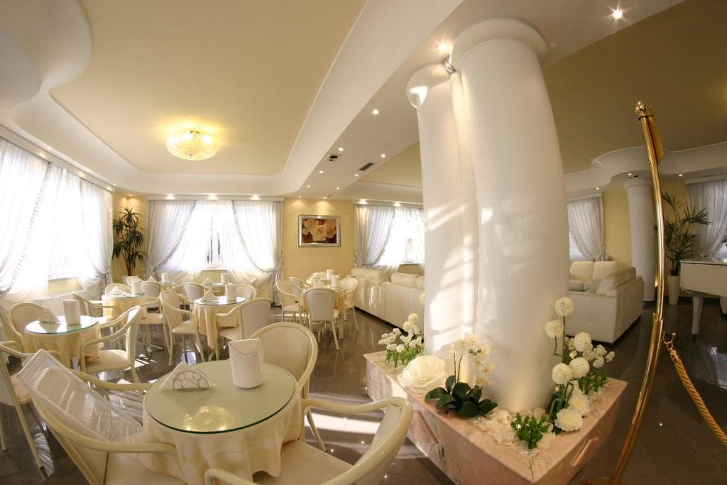 Luxor Hotel, Restaurant