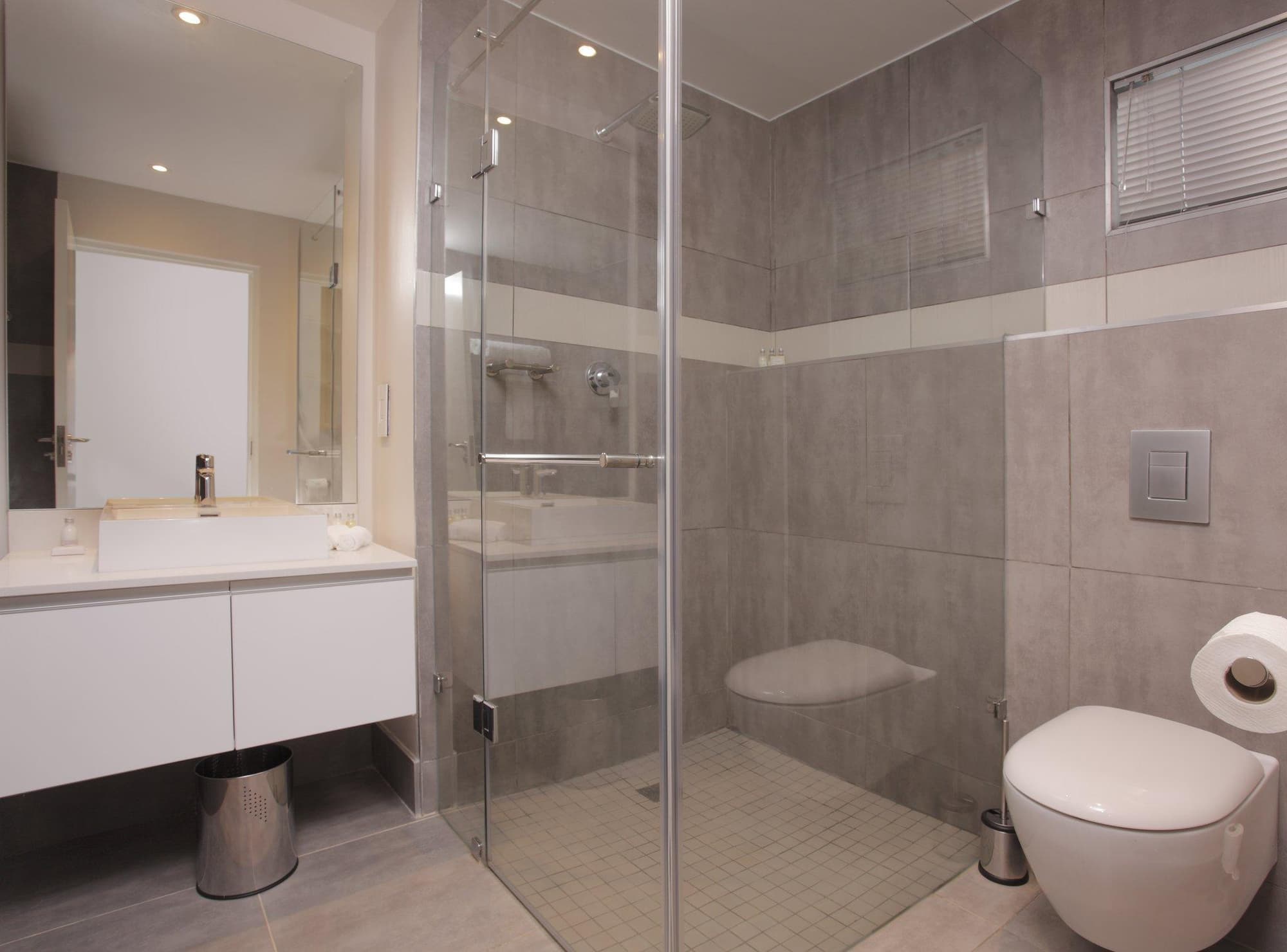 The Capital Empire, Room