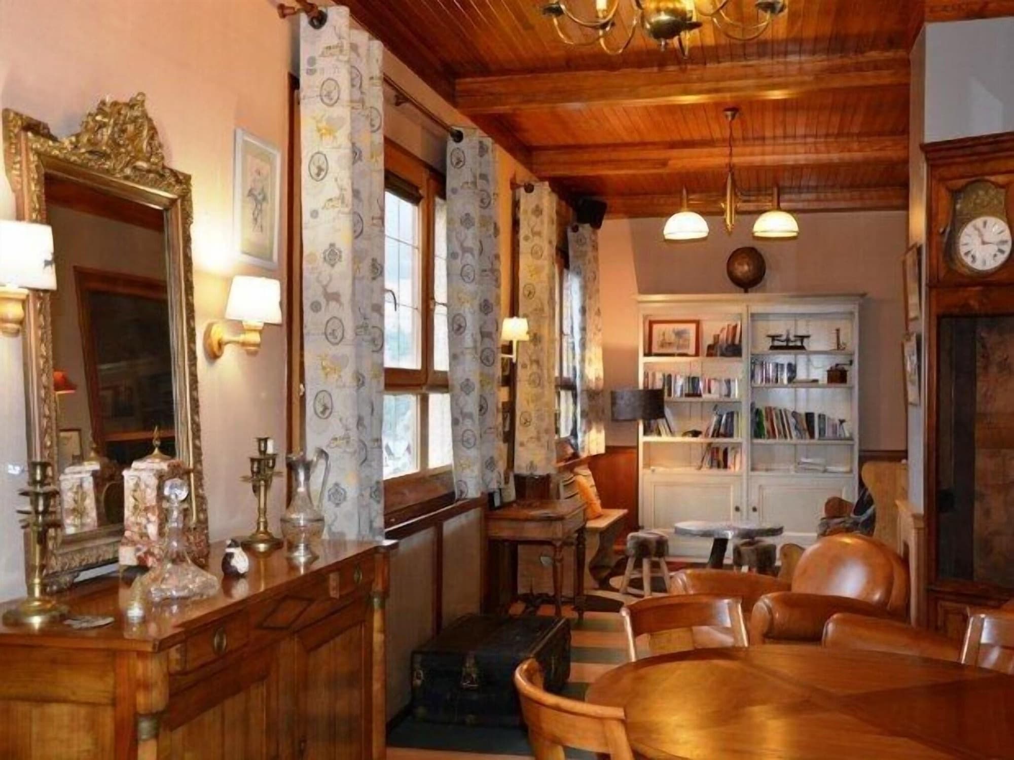 Hôtel du Soleil, Lobby