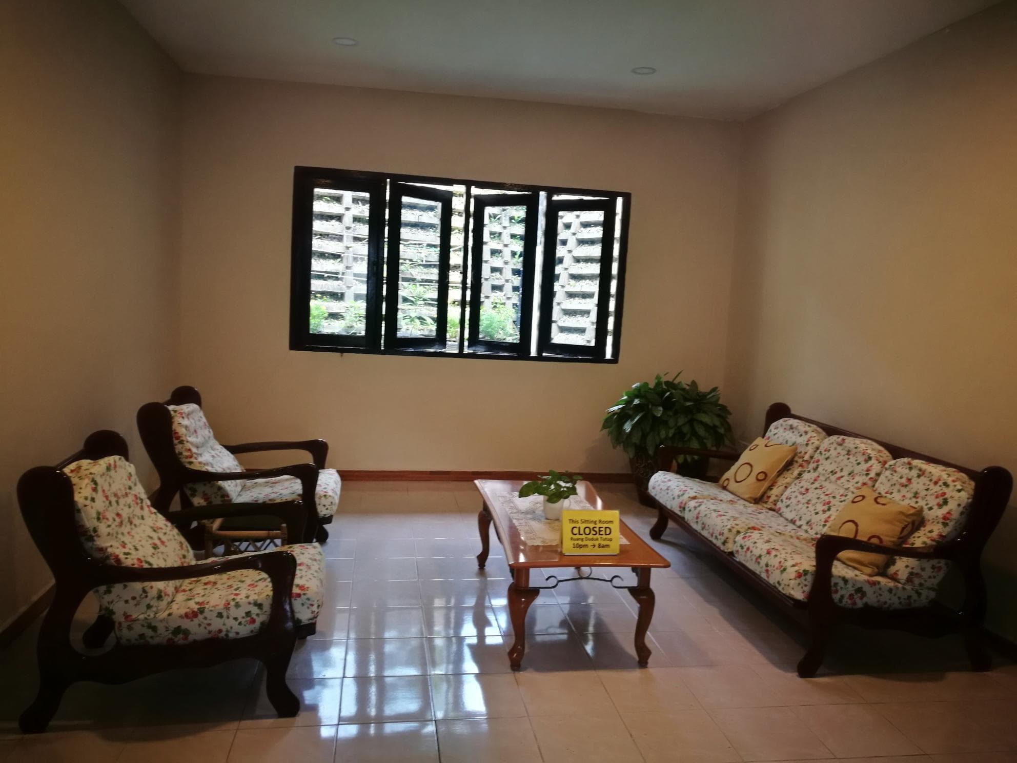 Cameronian Inn, Lobby