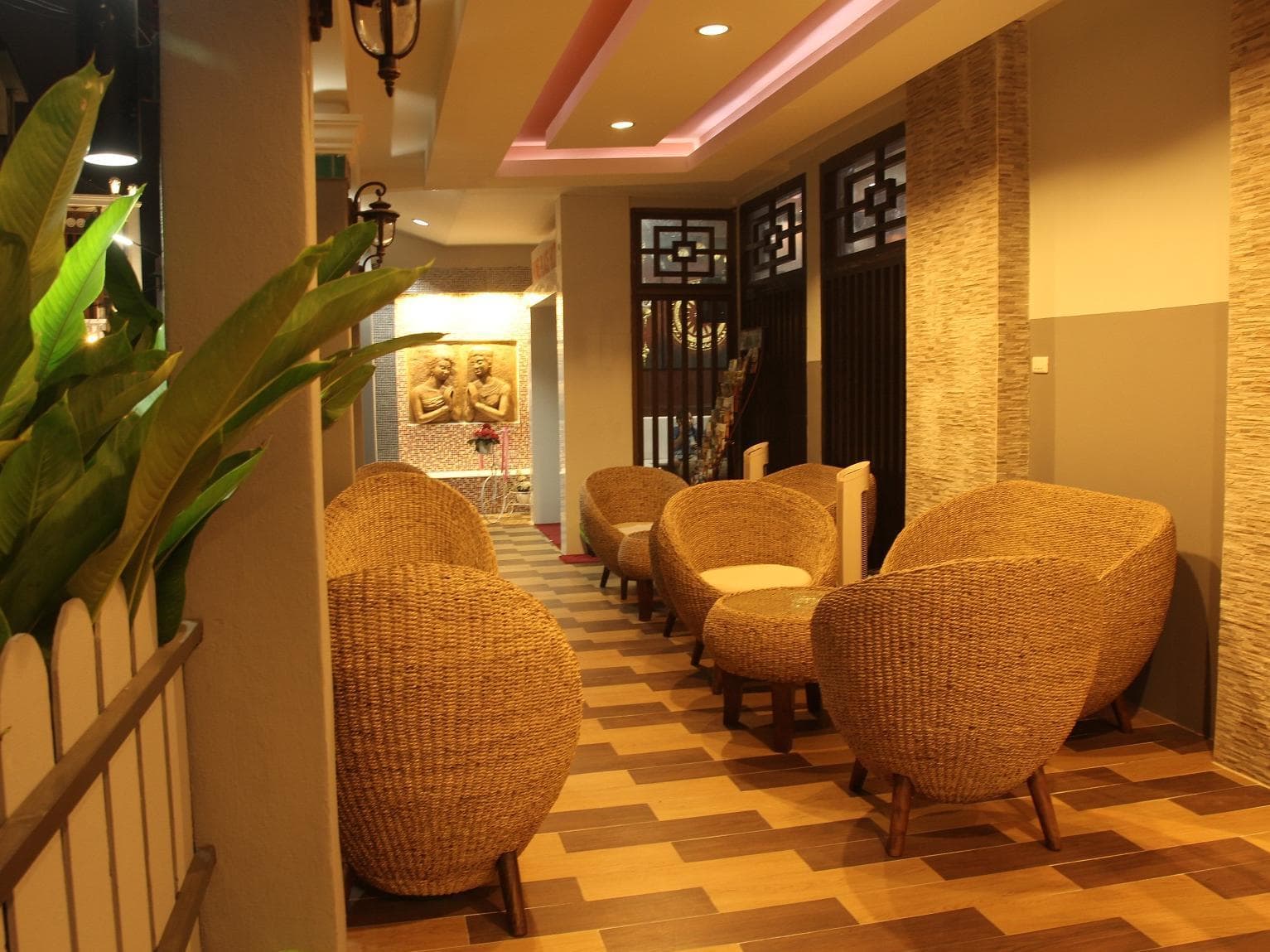 Home Place Hotel, Lobby