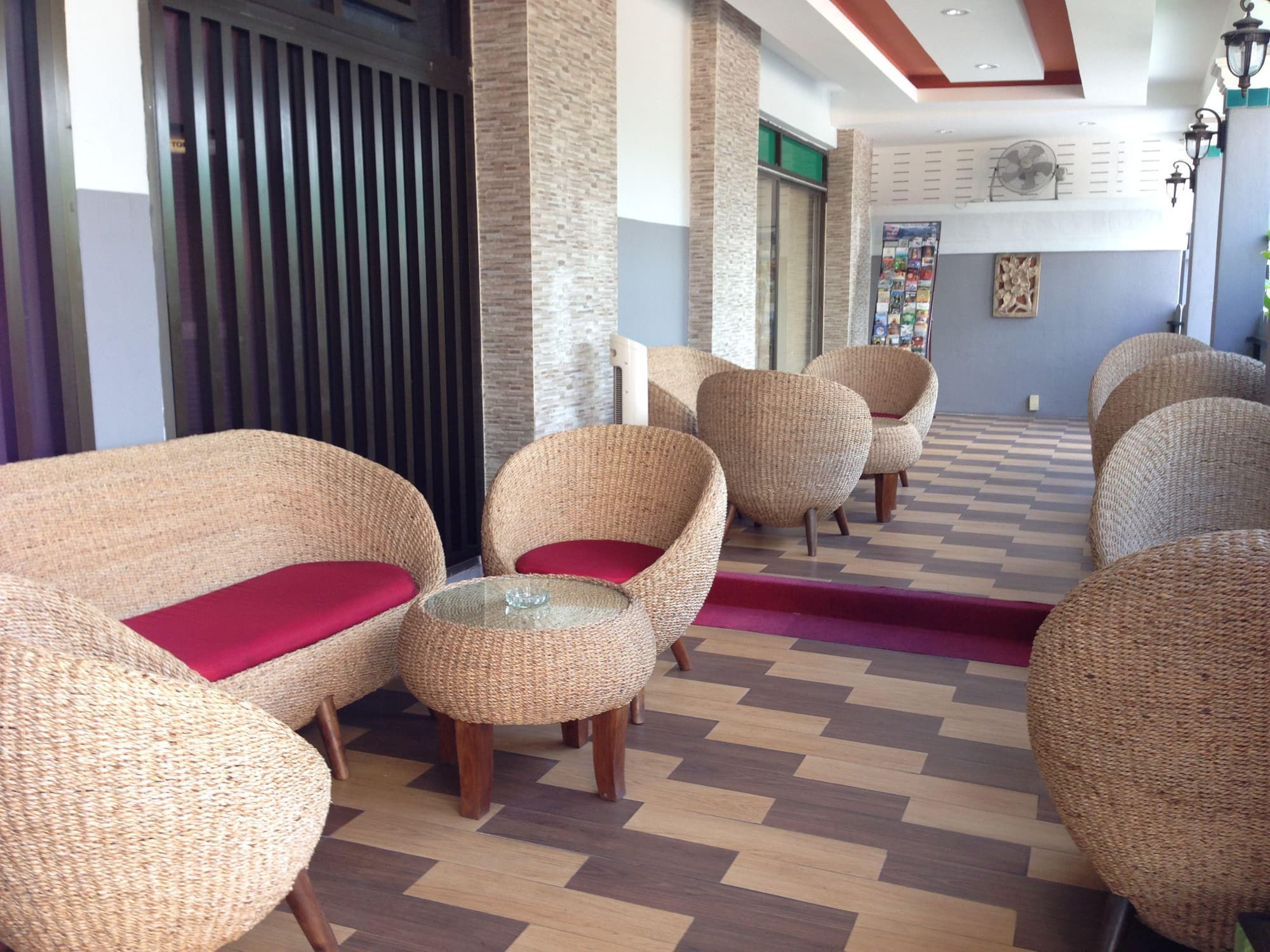 Home Place Hotel, Lobby