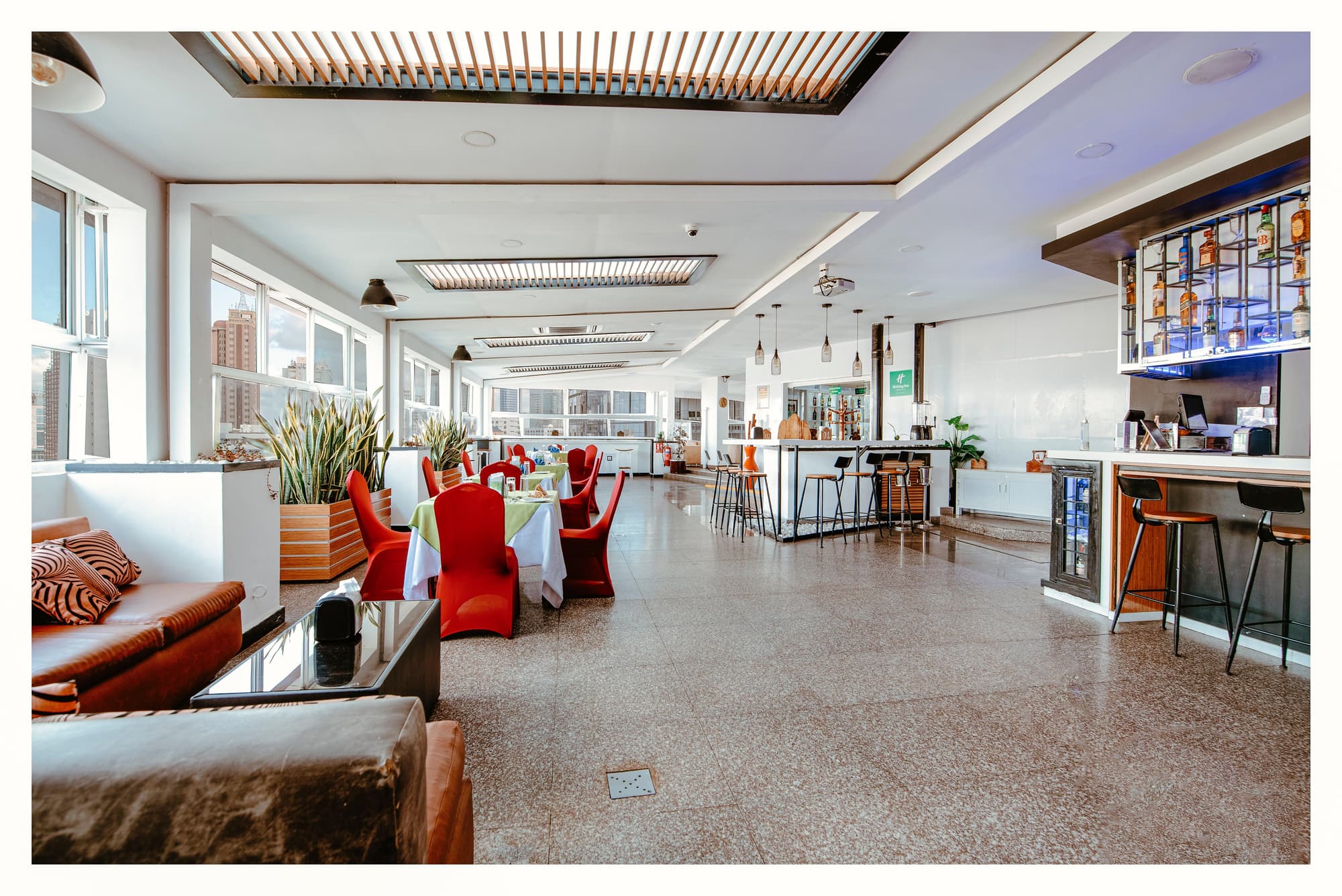 Holiday Inn Dar Es Salaam, Restaurant