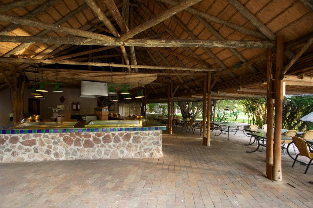 Cresta Mowana Safari Lodge, Bar