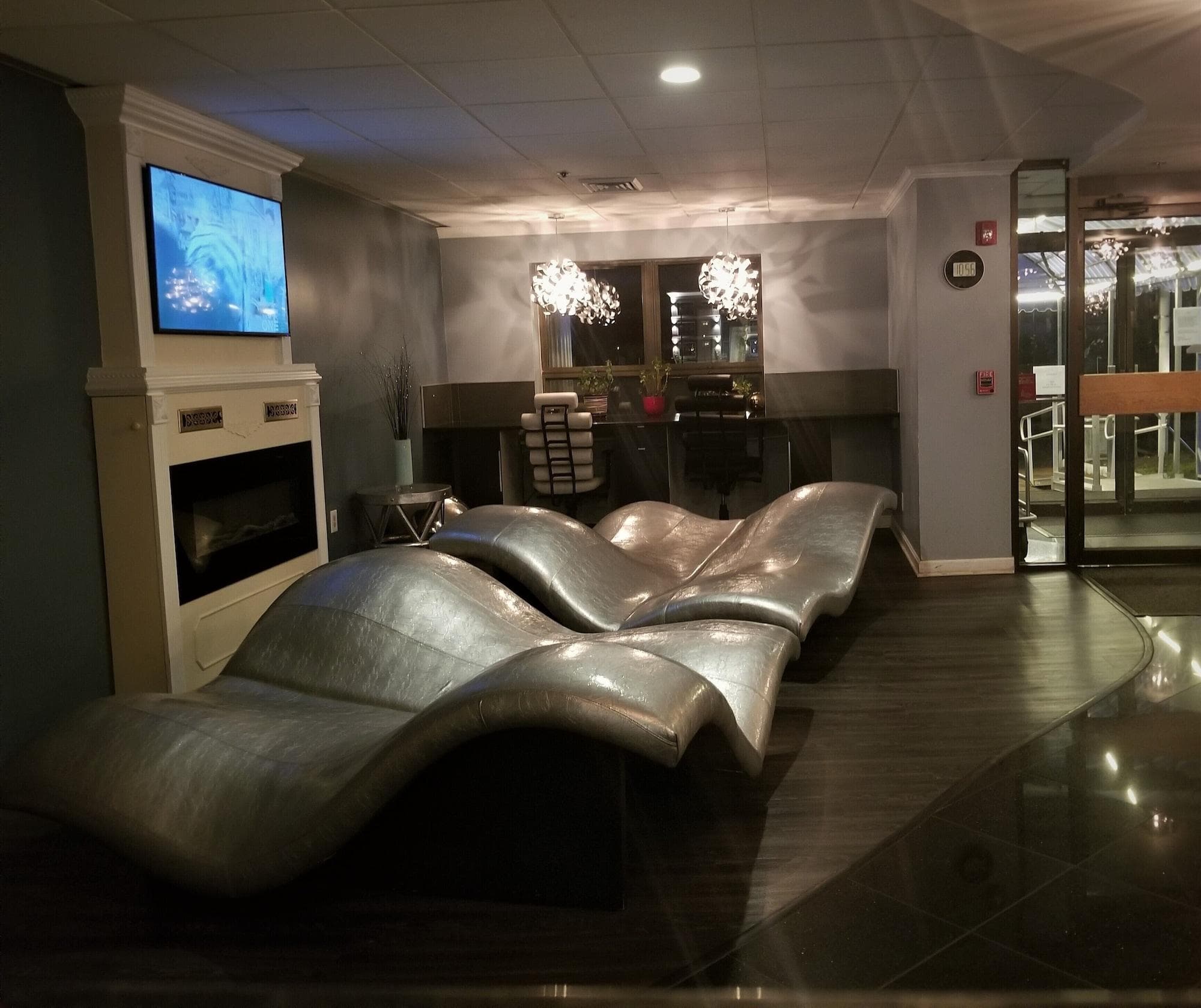 The Lakeside Inn, Lobby