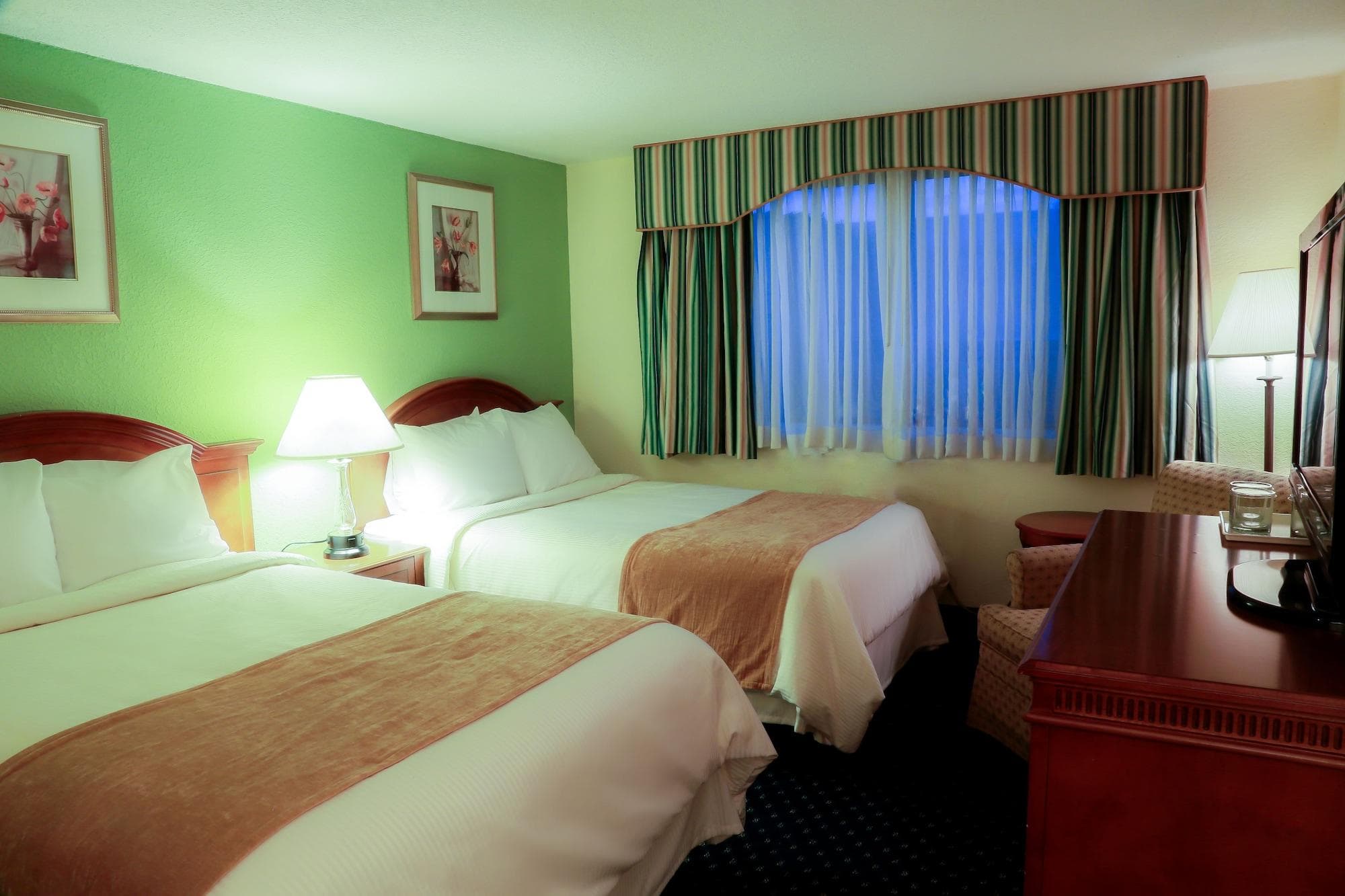 The Lakeside Inn, Room