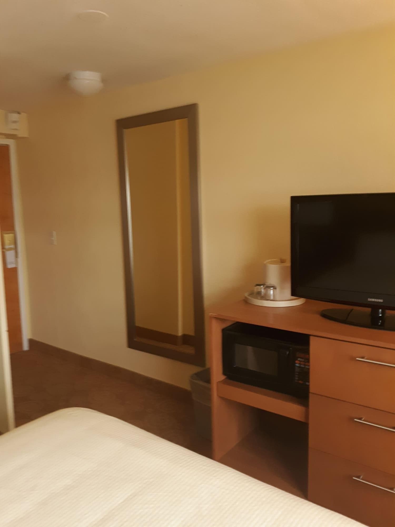 The Lakeside Inn, Room